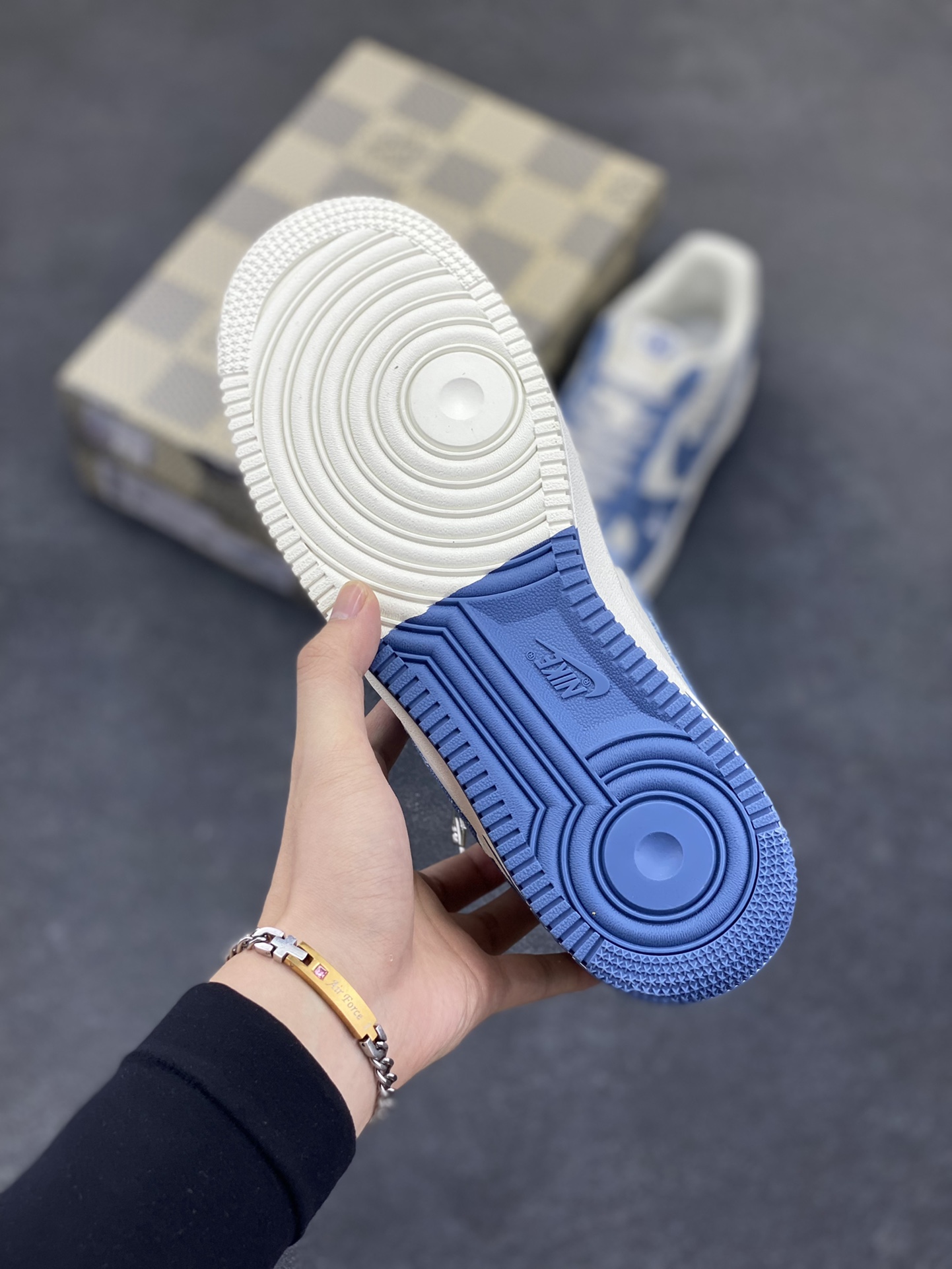 图片[5]-NIke Air Force 1 \’07 Low LV联名–淡蓝牛仔 空军一号低帮 运动鞋 休闲鞋 折边针车 工艺难度大 原楦头原纸板 原装鞋盒 原厂鞋底 超高清洁度 细节完美 货号：SC0601-555 尺码：36 36.5 37.5 38 38.5 39 40 40.5 41 42 42.5 43 44 44.5 45-选品中心