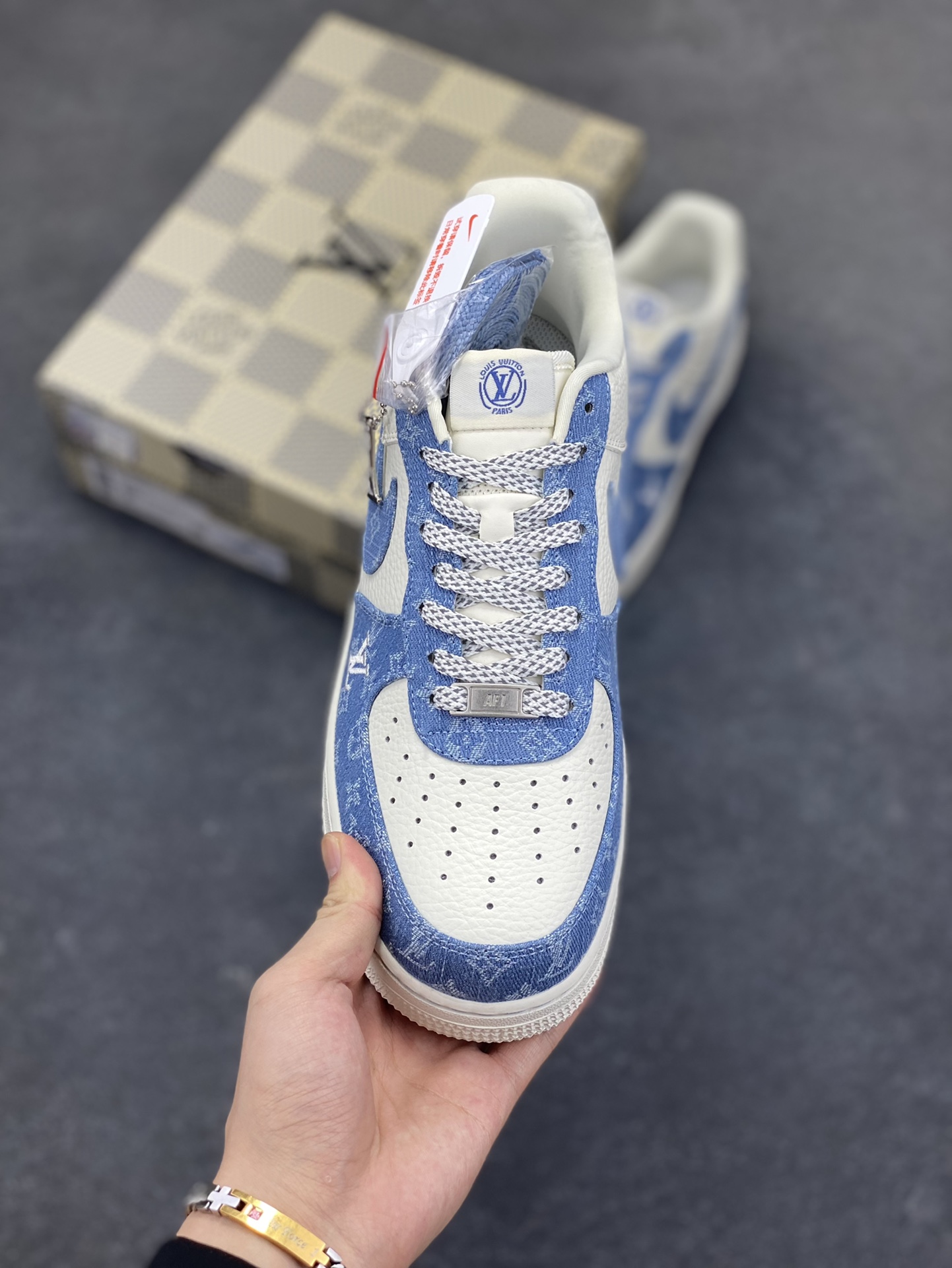 图片[2]-NIke Air Force 1 \’07 Low LV联名–淡蓝牛仔 空军一号低帮 运动鞋 休闲鞋 折边针车 工艺难度大 原楦头原纸板 原装鞋盒 原厂鞋底 超高清洁度 细节完美 货号：SC0601-555 尺码：36 36.5 37.5 38 38.5 39 40 40.5 41 42 42.5 43 44 44.5 45-选品中心