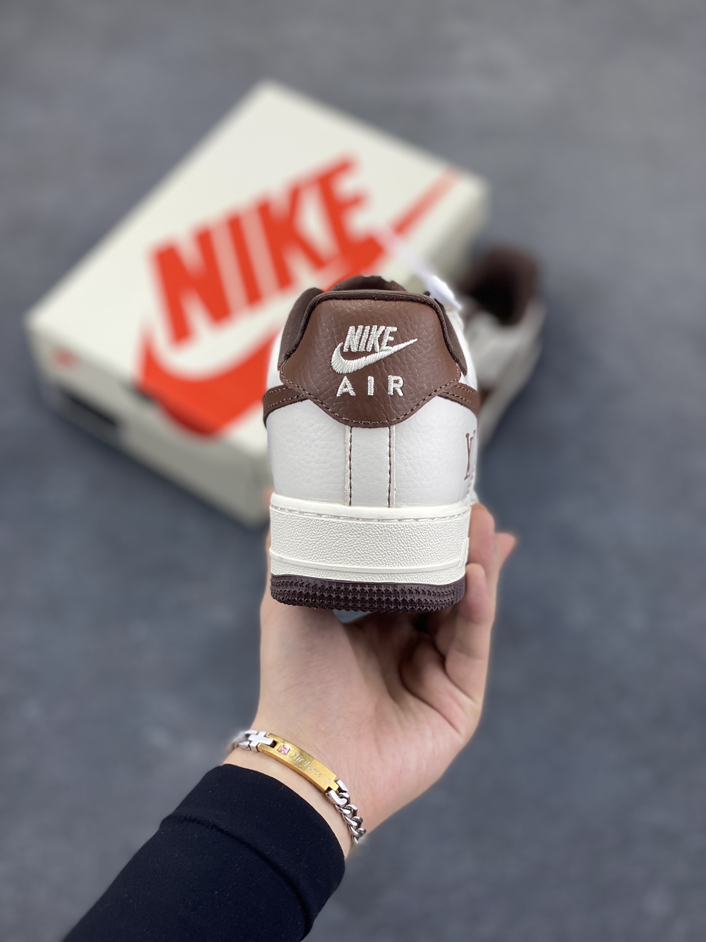 图片[4]-NIke Air Force 1 \’07 Low “LV联名——巧克力勾”空军一号 低帮 运动鞋 休闲鞋 折边针车 工艺难度大 原楦头原纸板 原装鞋盒 定制五金配件 内置全掌气垫 原厂鞋底 货号：KK1988-087 尺码：36 36.5 37.5 38 38.5 39 40 40.5 41 42 42.5 43 44 44.5 45-选品中心