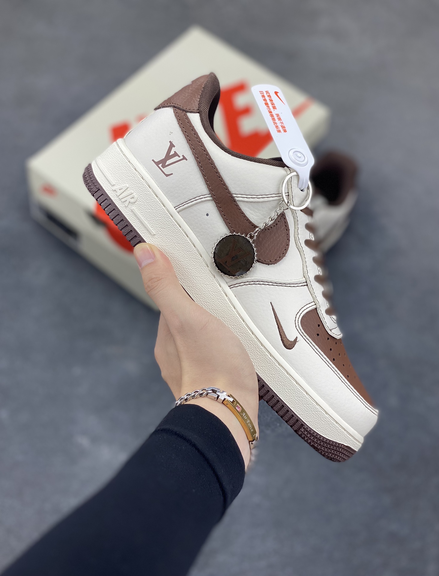 NIke Air Force 1 \’07 Low “LV联名——巧克力勾”空军一号 低帮 运动鞋 休闲鞋 折边针车 工艺难度大 原楦头原纸板 原装鞋盒 定制五金配件 内置全掌气垫 原厂鞋底 货号:KK1988-087 尺码:36 36.5 37.5 38 38.5 39 40 40.5 41 42 42.5 43 44 44.5 45-选品中心
