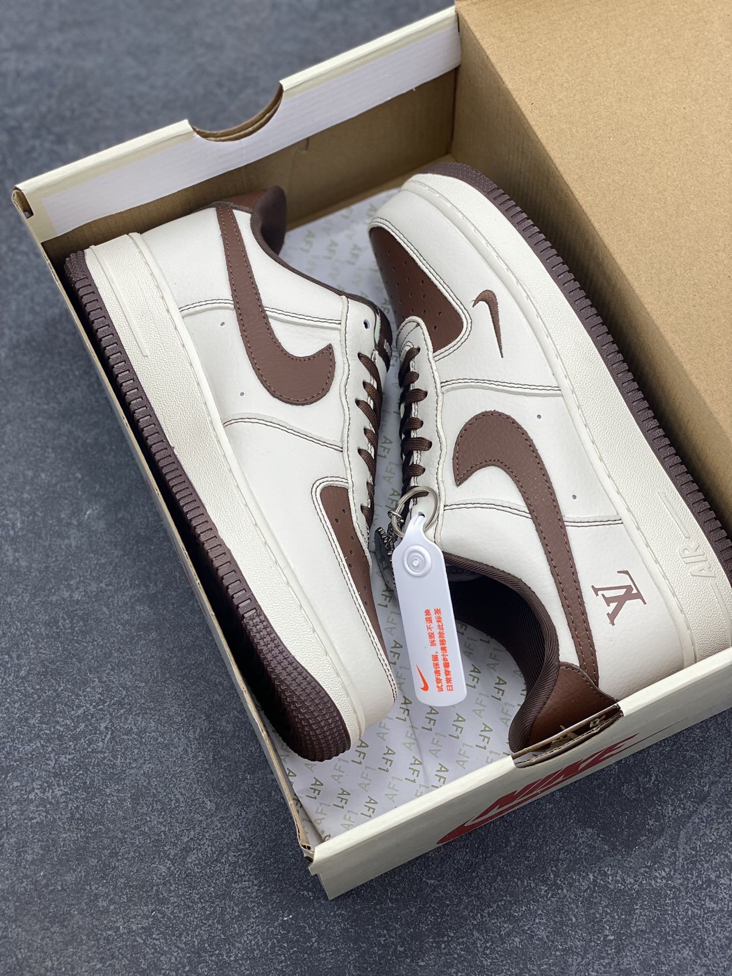 图片[9]-NIke Air Force 1 \’07 Low “LV联名——巧克力勾”空军一号 低帮 运动鞋 休闲鞋 折边针车 工艺难度大 原楦头原纸板 原装鞋盒 定制五金配件 内置全掌气垫 原厂鞋底 货号：KK1988-087 尺码：36 36.5 37.5 38 38.5 39 40 40.5 41 42 42.5 43 44 44.5 45-选品中心