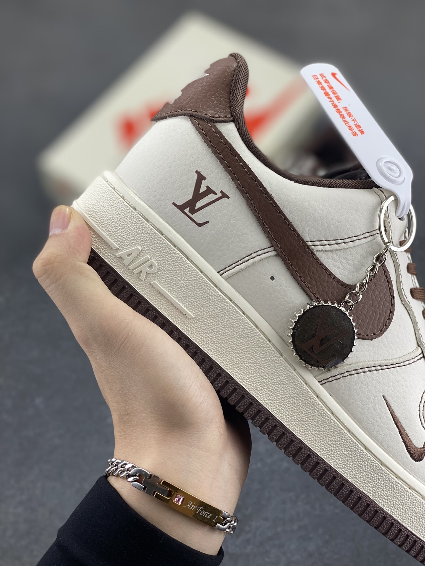 图片[6]-NIke Air Force 1 \’07 Low “LV联名——巧克力勾”空军一号 低帮 运动鞋 休闲鞋 折边针车 工艺难度大 原楦头原纸板 原装鞋盒 定制五金配件 内置全掌气垫 原厂鞋底 货号：KK1988-087 尺码：36 36.5 37.5 38 38.5 39 40 40.5 41 42 42.5 43 44 44.5 45-选品中心