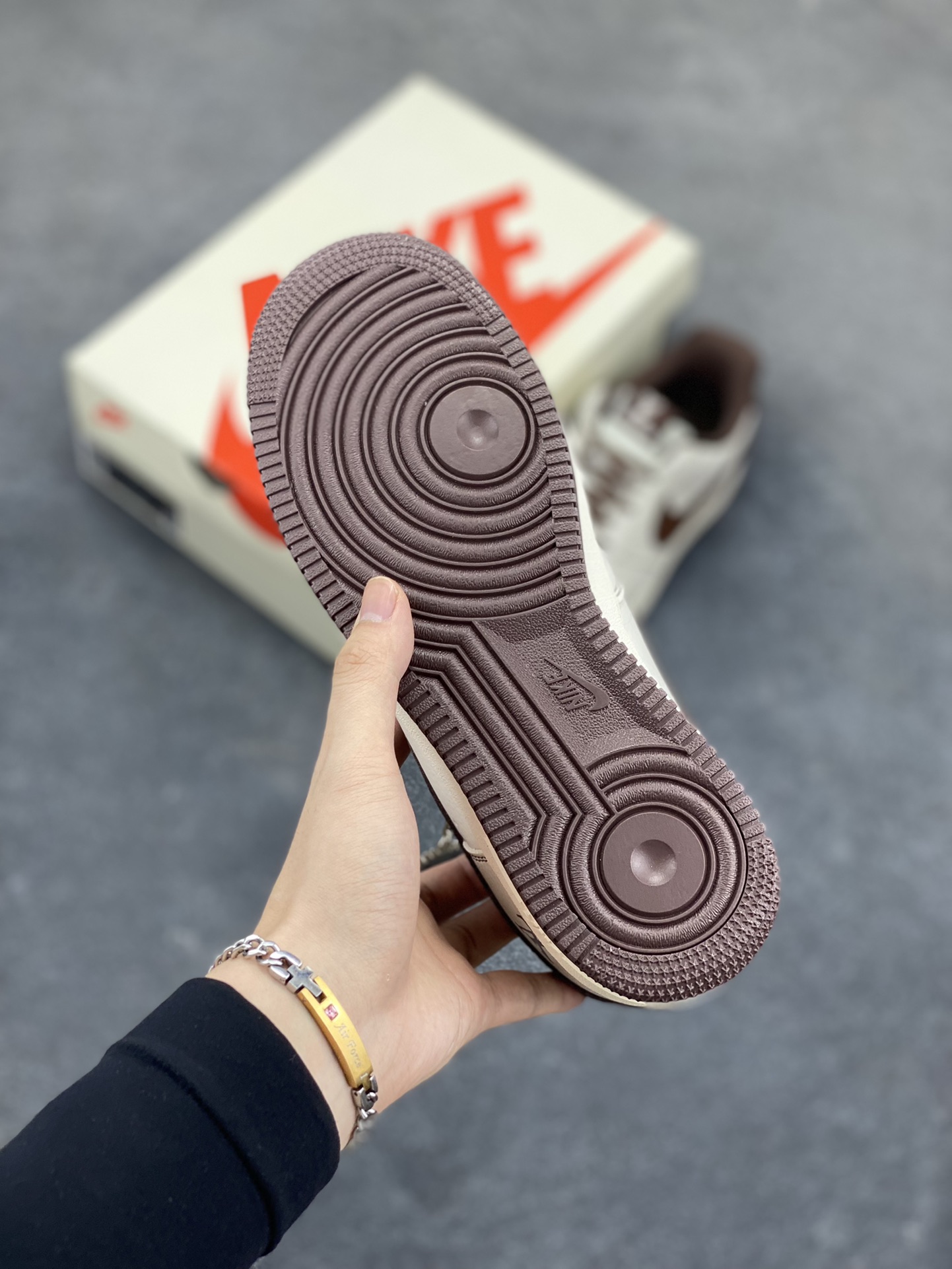 图片[5]-NIke Air Force 1 \’07 Low “LV联名——巧克力勾”空军一号 低帮 运动鞋 休闲鞋 折边针车 工艺难度大 原楦头原纸板 原装鞋盒 定制五金配件 内置全掌气垫 原厂鞋底 货号：KK1988-087 尺码：36 36.5 37.5 38 38.5 39 40 40.5 41 42 42.5 43 44 44.5 45-选品中心