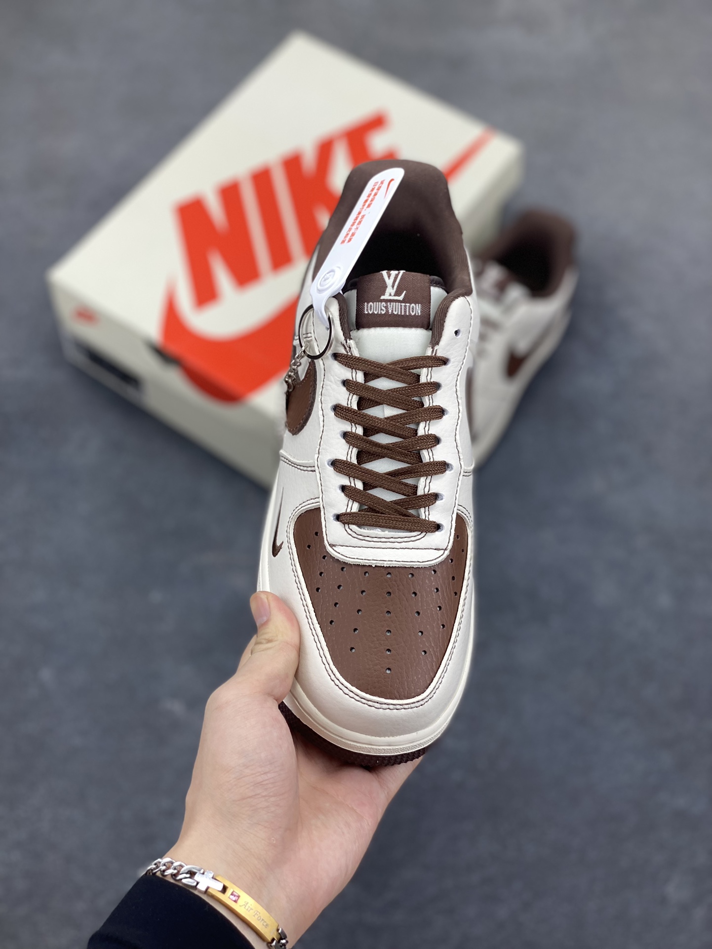 图片[2]-NIke Air Force 1 \’07 Low “LV联名——巧克力勾”空军一号 低帮 运动鞋 休闲鞋 折边针车 工艺难度大 原楦头原纸板 原装鞋盒 定制五金配件 内置全掌气垫 原厂鞋底 货号：KK1988-087 尺码：36 36.5 37.5 38 38.5 39 40 40.5 41 42 42.5 43 44 44.5 45-选品中心
