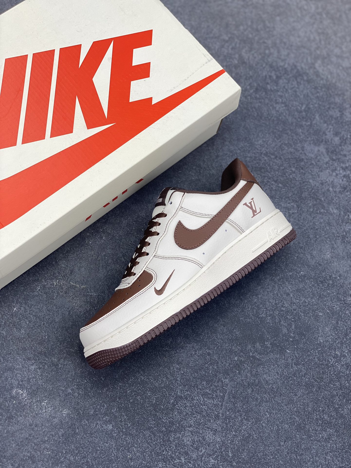 图片[7]-NIke Air Force 1 \’07 Low “LV联名——巧克力勾”空军一号 低帮 运动鞋 休闲鞋 折边针车 工艺难度大 原楦头原纸板 原装鞋盒 定制五金配件 内置全掌气垫 原厂鞋底 货号：KK1988-087 尺码：36 36.5 37.5 38 38.5 39 40 40.5 41 42 42.5 43 44 44.5 45-选品中心