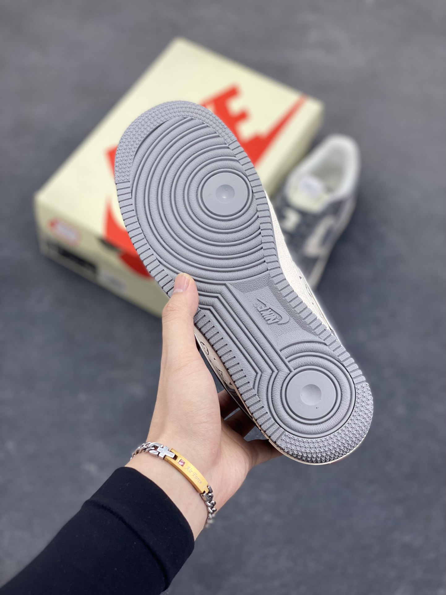 图片[5]-Nike Air Force 1 Low 空军一号低帮百搭休闲运动板鞋。柔软、弹性十足的缓震性能和出色的中底设计，横跨复古与现代的外型结合，造就出风靡全球三十多年的Force 1，直到今天还深受青睐。 货号：XZ6188-338 尺码：36 36.5 37.5 38 38.5 39 40 40.5 41 42 42.5 43 44 44.5 45-选品中心