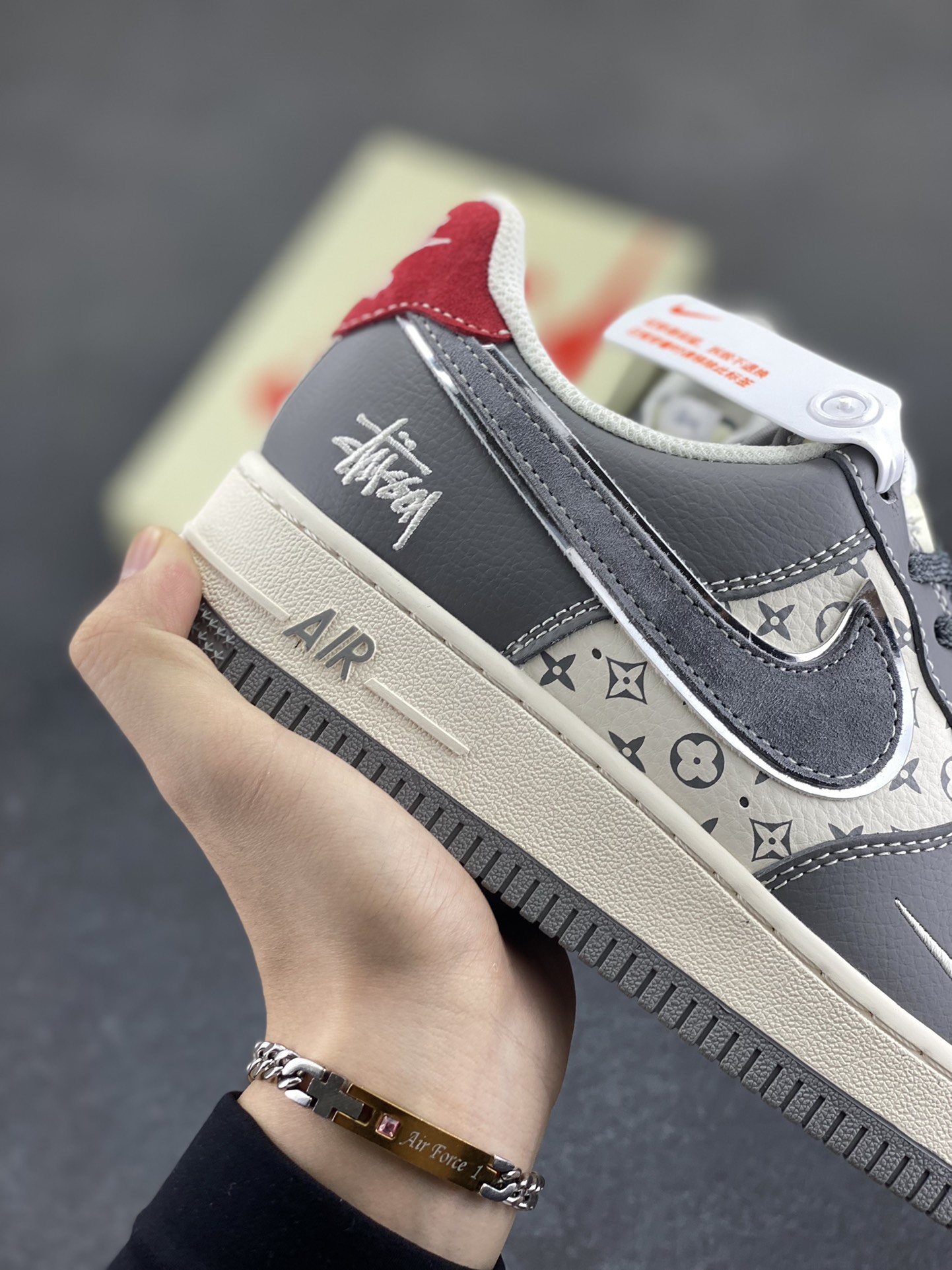 图片[6]-Nike Air Force 1 Low 空军一号低帮百搭休闲运动板鞋。柔软、弹性十足的缓震性能和出色的中底设计，横跨复古与现代的外型结合，造就出风靡全球三十多年的Force 1，直到今天还深受青睐。 货号：XZ6188-338 尺码：36 36.5 37.5 38 38.5 39 40 40.5 41 42 42.5 43 44 44.5 45-选品中心