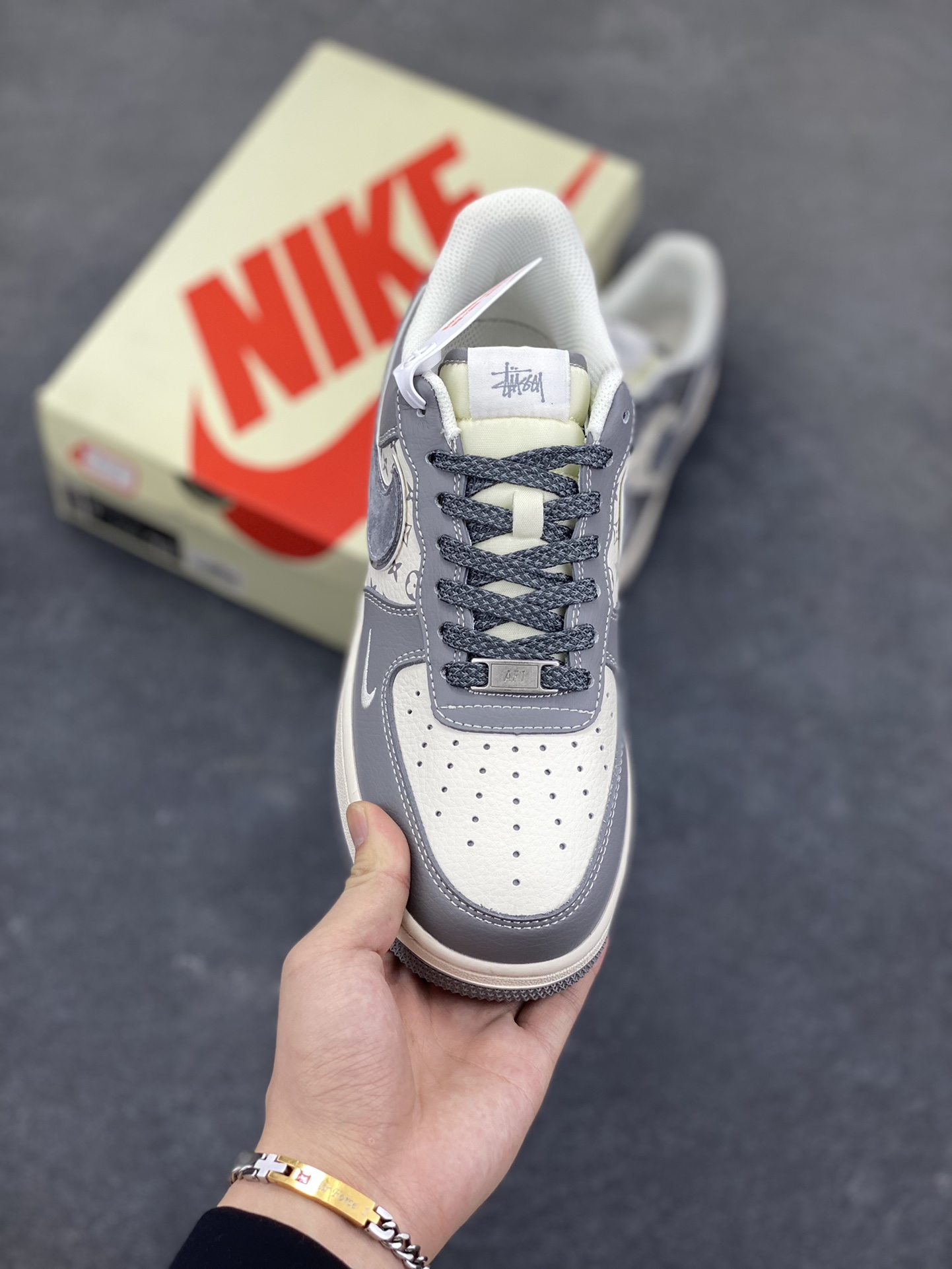 图片[2]-Nike Air Force 1 Low 空军一号低帮百搭休闲运动板鞋。柔软、弹性十足的缓震性能和出色的中底设计，横跨复古与现代的外型结合，造就出风靡全球三十多年的Force 1，直到今天还深受青睐。 货号：XZ6188-338 尺码：36 36.5 37.5 38 38.5 39 40 40.5 41 42 42.5 43 44 44.5 45-选品中心