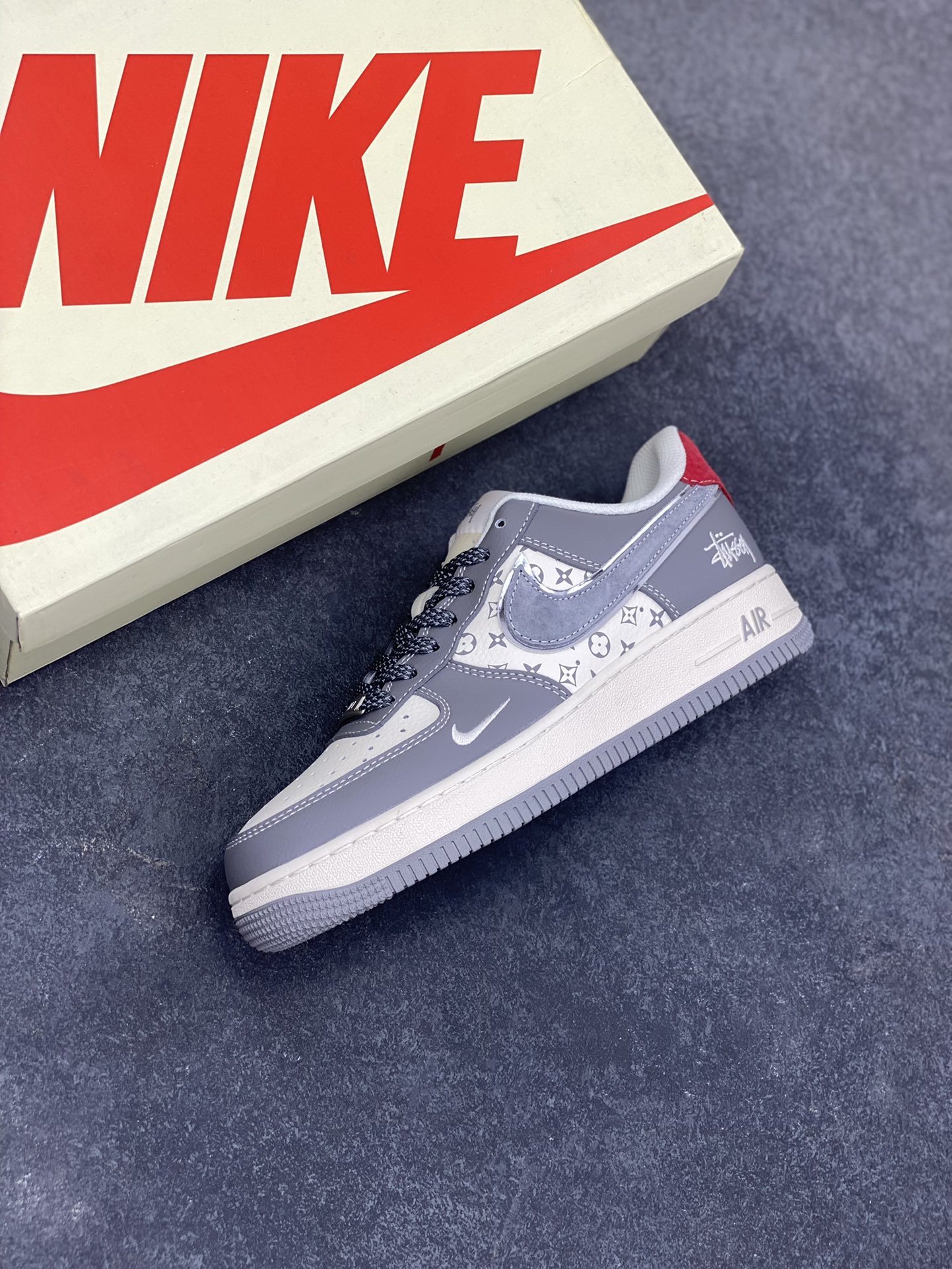 图片[7]-Nike Air Force 1 Low 空军一号低帮百搭休闲运动板鞋。柔软、弹性十足的缓震性能和出色的中底设计，横跨复古与现代的外型结合，造就出风靡全球三十多年的Force 1，直到今天还深受青睐。 货号：XZ6188-338 尺码：36 36.5 37.5 38 38.5 39 40 40.5 41 42 42.5 43 44 44.5 45-选品中心