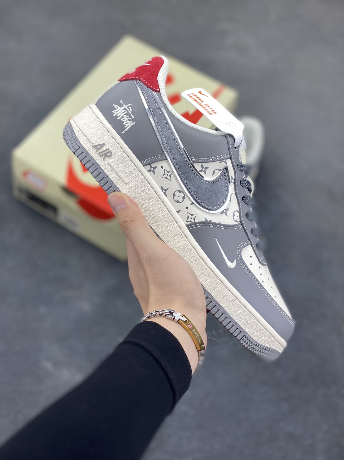 Nike Air Force 1 Low 空军一号低帮百搭休闲运动板鞋。柔软、弹性十足的缓震性能和出色的中底设计,横跨复古与现代的外型结合,造就出风靡全球三十多年的Force 1,直到今天还深受青睐。 货号:XZ6188-338 尺码:36 36.5 37.5 38 38.5 39 40 40.5 41 42 42.5 43 44 44.5 45-选品中心