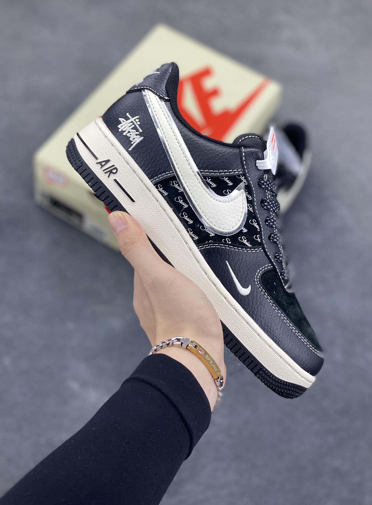 Nike Air Force 1 Low 空军一号低帮百搭休闲运动板鞋。柔软、弹性十足的缓震性能和出色的中底设计,横跨复古与现代的外型结合,造就出风靡全球三十多年的Force 1,直到今天还深受青睐。 货号:XZ6188-311 尺码:36 36.5 37.5 38 38.5 39 40 40.5 41 42 42.5 43 44 44.5 45-选品中心