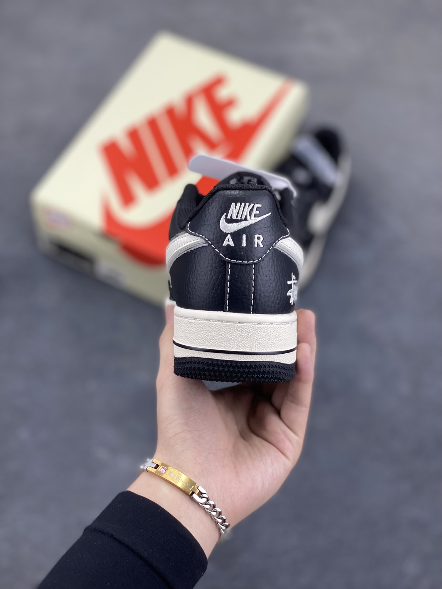 图片[4]-Nike Air Force 1 Low 空军一号低帮百搭休闲运动板鞋。柔软、弹性十足的缓震性能和出色的中底设计，横跨复古与现代的外型结合，造就出风靡全球三十多年的Force 1，直到今天还深受青睐。 货号：XZ6188-311 尺码：36 36.5 37.5 38 38.5 39 40 40.5 41 42 42.5 43 44 44.5 45-选品中心