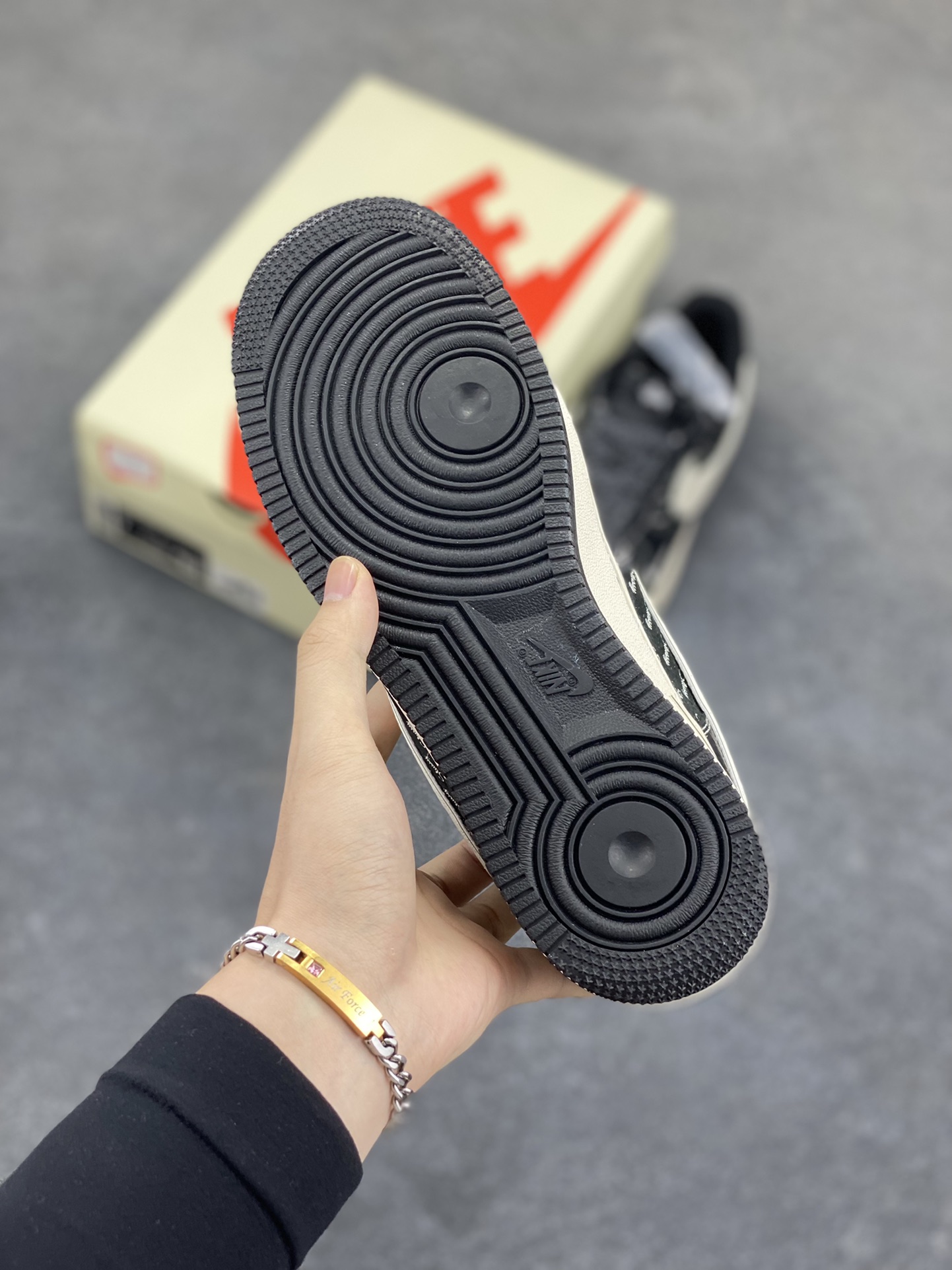 图片[5]-Nike Air Force 1 Low 空军一号低帮百搭休闲运动板鞋。柔软、弹性十足的缓震性能和出色的中底设计，横跨复古与现代的外型结合，造就出风靡全球三十多年的Force 1，直到今天还深受青睐。 货号：XZ6188-311 尺码：36 36.5 37.5 38 38.5 39 40 40.5 41 42 42.5 43 44 44.5 45-选品中心
