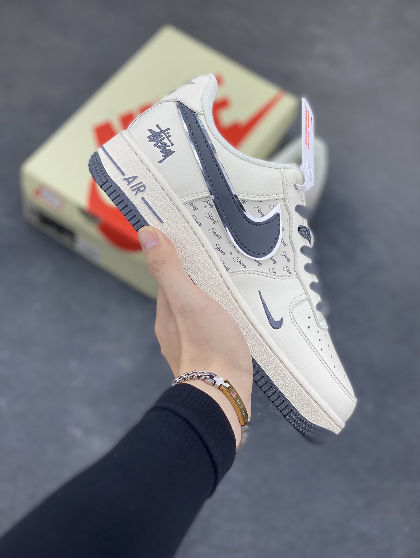 Nike Air Force 1 Low 空军一号低帮百搭休闲运动板鞋。柔软、弹性十足的缓震性能和出色的中底设计,横跨复古与现代的外型结合,造就出风靡全球三十多年的Force 1,直到今天还深受青睐。 货号:XZ3328-536 尺码:36 36.5 37.5 38 38.5 39 40 40.5 41 42 42.5 43 44 44.5 45-选品中心