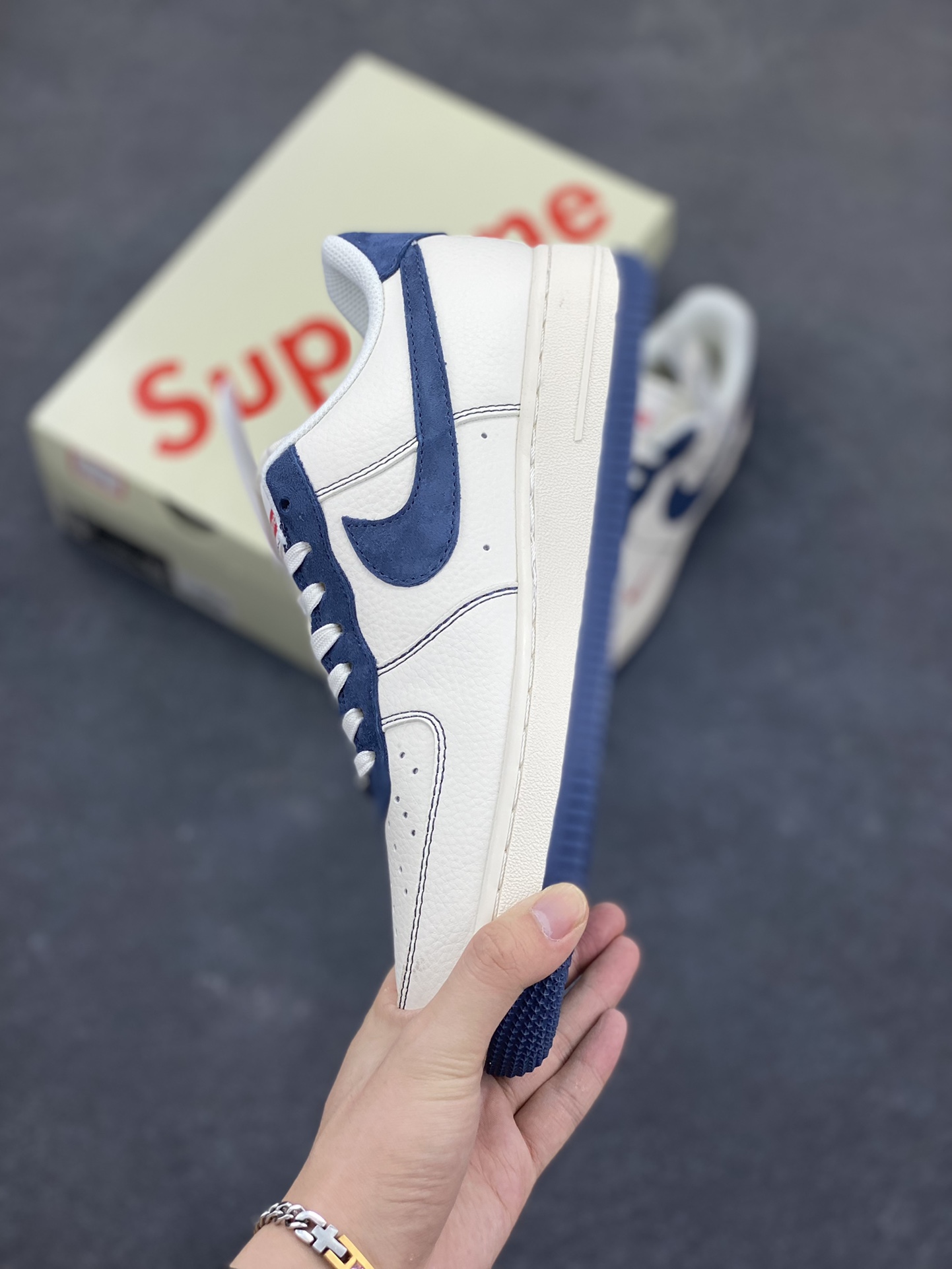 图片[3]-Nike Air Force 1 Low 空军一号低帮百搭休闲运动板鞋。柔软、弹性十足的缓震性能和出色的中底设计，横跨复古与现代的外型结合，造就出风靡全球三十多年的Force 1，直到今天还深受青睐。 货号：XZ3328-669 尺码：36 36.5 37.5 38 38.5 39 40 40.5 41 42 42.5 43 44 44.5 45-选品中心