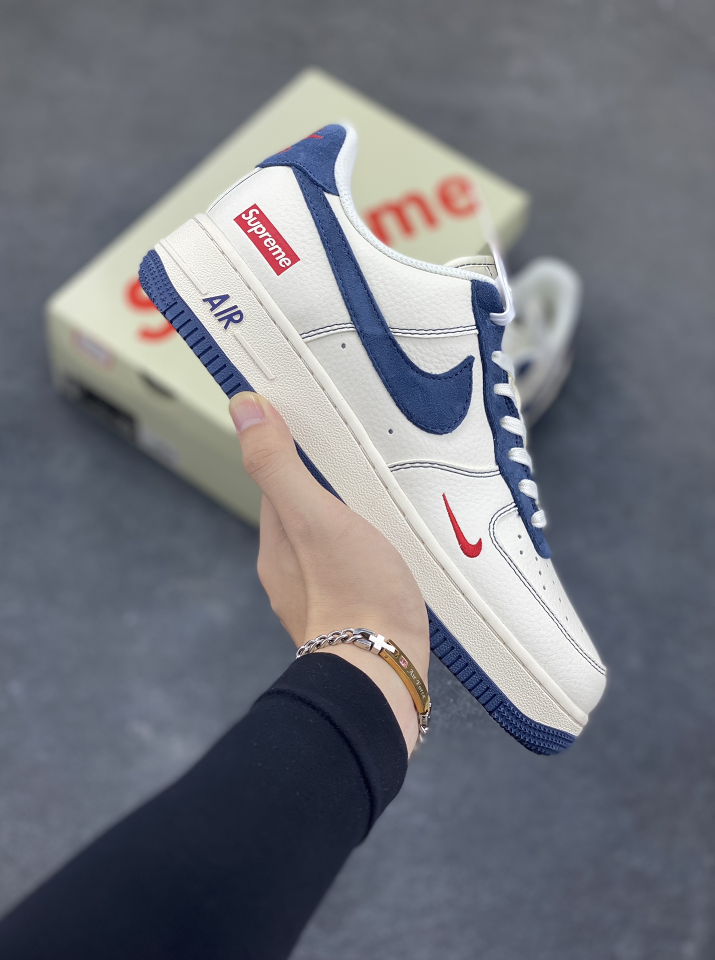 Nike Air Force 1 Low 空军一号低帮百搭休闲运动板鞋。柔软、弹性十足的缓震性能和出色的中底设计,横跨复古与现代的外型结合,造就出风靡全球三十多年的Force 1,直到今天还深受青睐。 货号:XZ3328-669 尺码:36 36.5 37.5 38 38.5 39 40 40.5 41 42 42.5 43 44 44.5 45-选品中心