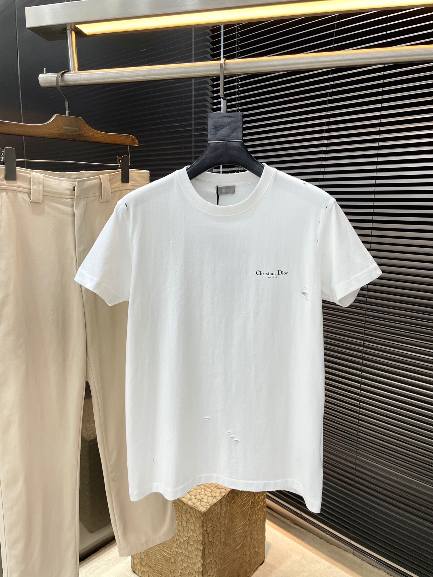 NO:460020,P Dior- (Dior) series VIP high-end customization Spring and summer new loose-fitting T-shirt, this Christian Dior Couture lily of the valley print T-shirt is a new product in the 2025 summer men's clothing series, adding an original touch to classic styles. It is carefully crafted with antique effect cotton jersey fabric, with Christian Dior Couty print on the back, embellished with lily of the valley flowers, paying tribute to Mr. Dior's love for flowers silhouettes, and can be easily matched with various jeans. Highly recommended!  Color Gray White Number of codes S M L XL,,dior,dior,jeans,tees,t-shirt,alexander wang19860909P  Dior-（迪奥）系列 VIP高级定制 春夏季新款宽松版型T恤,这款Christian Dior Couture铃兰印花T恤是二零二五夏季男装系列新品,为经典款式增添原创气息.采用仿旧效果棉质平纹针织面料精心制作,背面饰以Christian Dior Couty印花,点缀以铃兰花朵,向Dior先生对花朵的热爱致敬廓形,可与各式牛仔裤轻松搭配.强烈推荐！颜色 灰色 白色 码数 S M L XL,,dior,dior,jeans,tees，t-shirt,alexander wang,Men's clothing