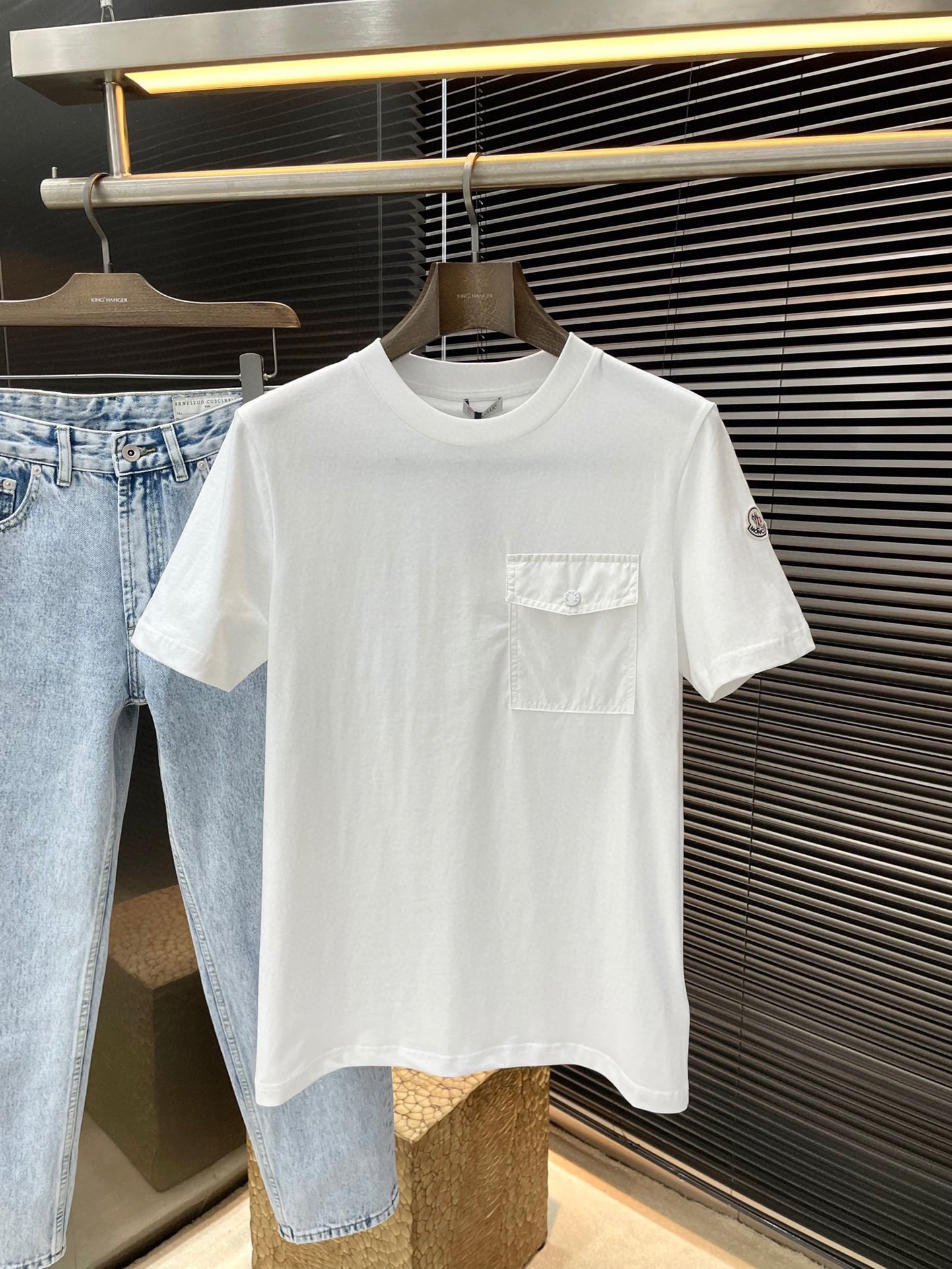 NO:460029,P Moncher- (Mistle) Series VIP High-end Customization New spring and summer front chest jacquard pocket short sleeves, this one is made of soft cotton jersey knitted fabric, the chest pocket is made of Mengjia English jacquard letter fabric, with metal letter buttons, and the sleeves are decorated with classic Mengjia logo patches. The style is unique and fashionable, and can be easily matched, the same style as men and women. Highly recommended!  Color Black White Number of S M L XL, Moncler, T-shirt,alexander wang19860909P  Moncher-（蒙口）系列 VIP高级定制 春夏季新款前胸提花口袋短袖,这款采用柔软棉质平纹针织面料制作而成,胸前口袋采用蒙家英文提花字母面料制作而成,配都金属字母纽扣,袖子处饰有经典蒙家标识贴片,款式独特时尚,可轻松搭配,男女同款,强烈推荐！颜色 黑色 白色 码数 S M L XL,,Moncler,T-shirt,alexander wang,Men's clothing