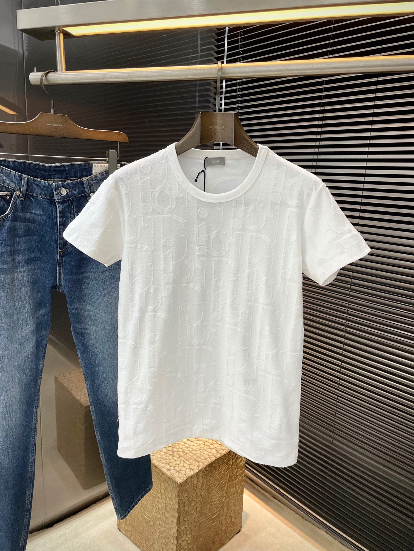 NO:460038,P Dior- (Dior) series VIP high-end customization, spring and summer new short-sleeved short-sleeved This T-shirt is a new product of Dior summer men's clothing series, decorated with classic Oblique prints. It is carefully crafted from cotton jersey fabrics, and the whole body is decorated with thread-cutting and jacquarding technology Oblique print design. It can be matched with various jeans to add a casual style. Highly recommended!  Color White Royal Blue Number of codes S M L XL,,dior,dior,jeans,T-shirt,tees,t-shirt,alexander wang19860909P  Dior-（迪奥）系列 VIP高级定制 春夏季新款短袖 这款T恤是Dior夏季男装系列新品,饰以经典的Oblique印花.采用棉质平纹针织面料精心制作,通体饰以剪线提花工艺Oblique 印花设计.可搭配各种牛仔裤,增添休闲风范.强烈推荐！颜色 白色 宝蓝色 码数 S M L XL,,dior,dior,jeans,T-shirt,tees，t-shirt,alexander wang,Men's clothing