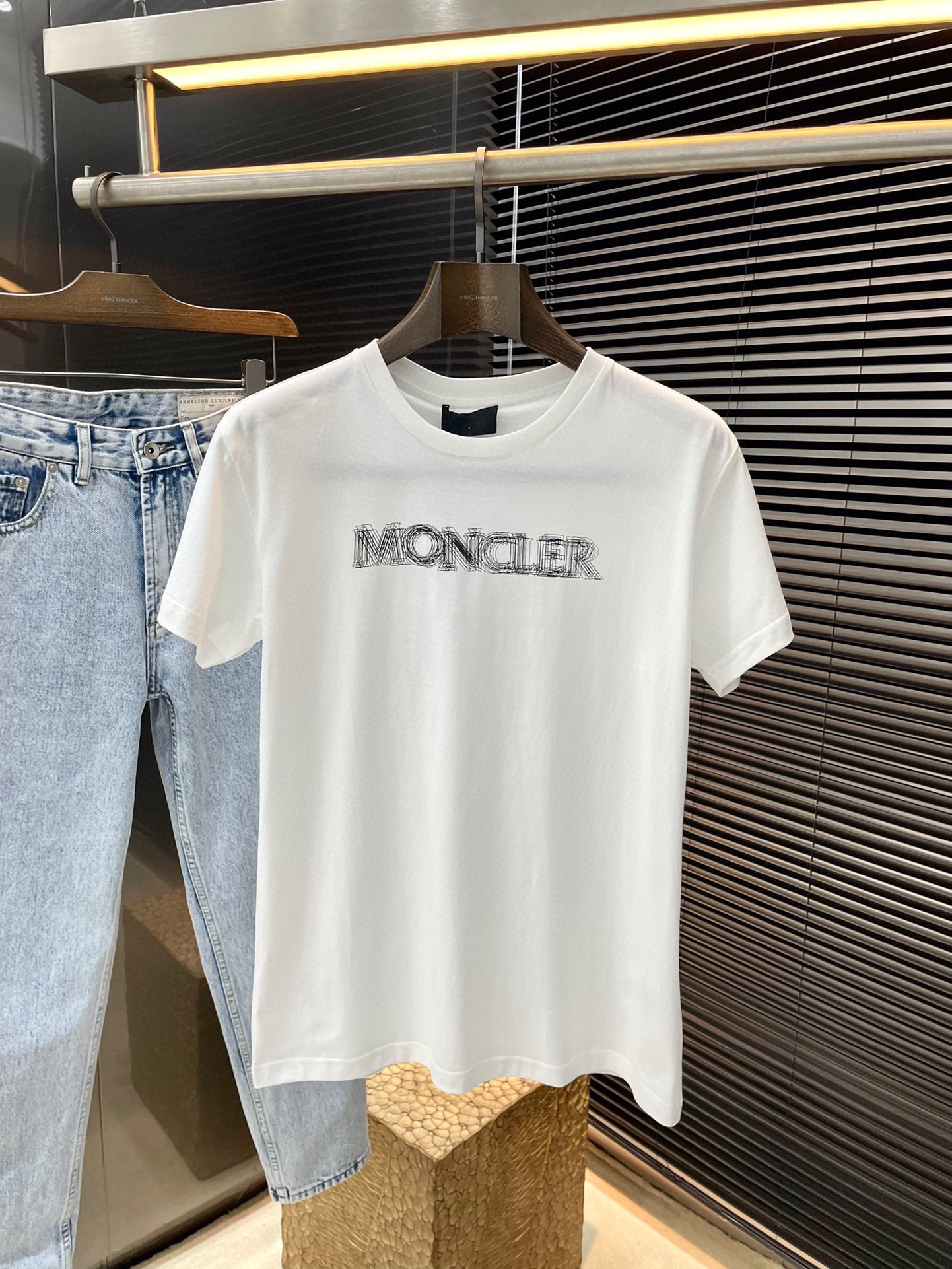 NO:460045,P Moncher- (Mistle) Series VIP High-end Customization Spring and Summer New Letter Blur Logo Print Short-sleeved T-shirt, this one is made of custom 80 double-strand mercerized cotton fabric. It has Mengjia blur logo print on the chest, and the sleeves are decorated with Mengjia silicone logo. The style is novel and fashionable, the same style as men and women. It is highly recommended!  S M L XL, Moncler, T-shirt,tees, t-shirt,alexander wang19860909P  Moncher-（蒙口）系列 VIP高级定制 春夏季新款字母模糊标识印花短袖T恤,这款采用定制80支双股丝光棉面料制作而成,胸前有蒙家模糊标识印花,袖子饰蒙家硅胶标识,款式新颖时尚,男女同款,强烈推荐！码数 S M L XL,,Moncler,T-shirt,tees，t-shirt,alexander wang,Men's clothing