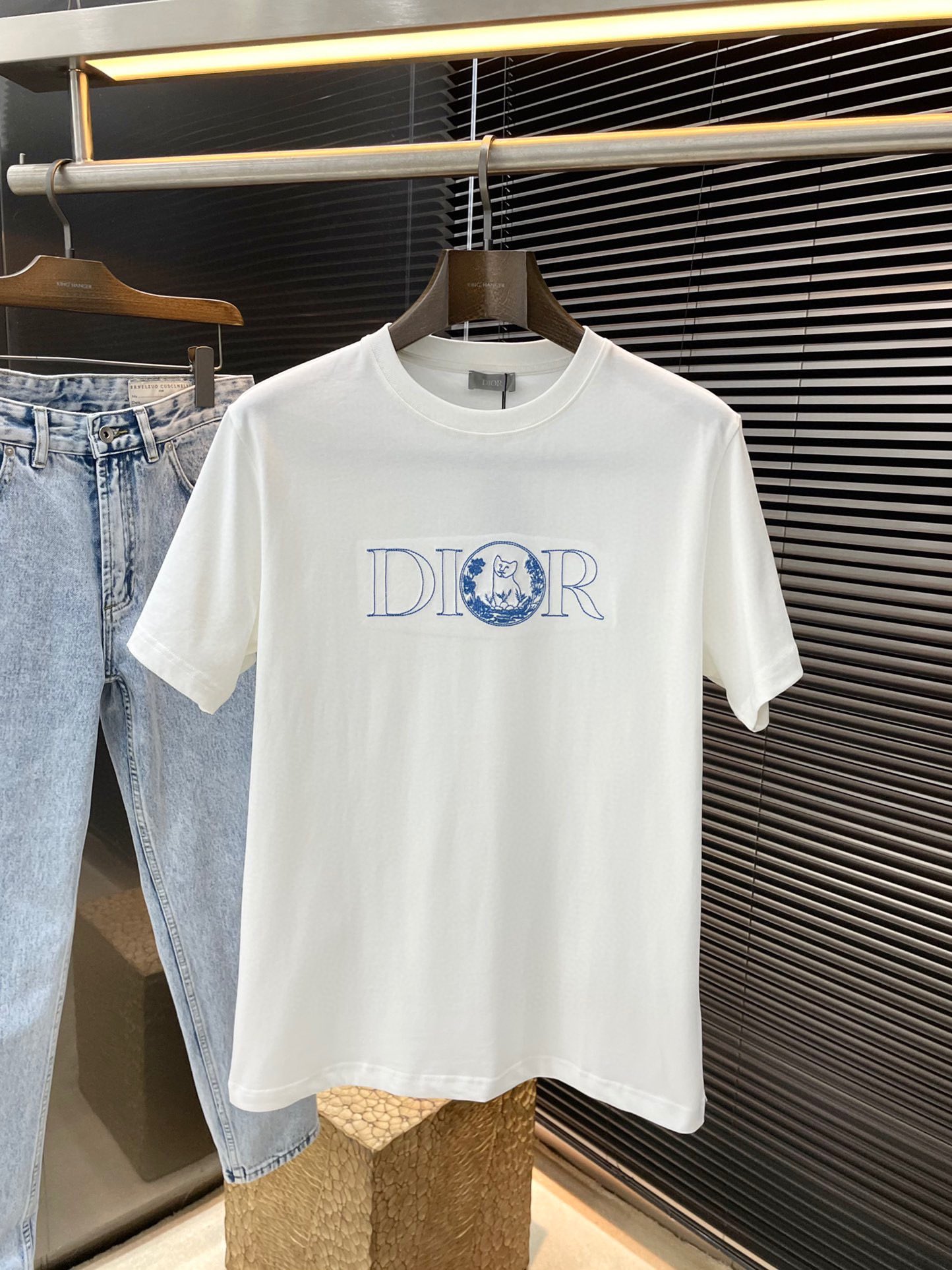 NO:460052,P Dior- (Dior) series VIP high-end customization Spring and summer new loose-fitting short-sleeved T-shirt, this T-shirt displays the logo from this season's DIOR AND HYLTON NEL co-branded series. It is carefully crafted from blue cotton jersey fabric, with a classic silhouette and a slim collar, and the chest is decorated with embroidery to enhance the style. It is casually tailored and can be matched at will. The same style as men and women, highly recommended!  Color White Blue Number of codes S M L XL,,dior,dior,T-shirt,tees,t-shirt,alexander wang19860909P  Dior-（迪奥）系列 VIP高级定制 春夏季新款宽松版型短袖T恤衫,这款T恤展示来自本季DIOR AND HYLTON NEL 联名系列的标志.采用蓝色棉质平纹针织面料精心制作,经典廓形搭配罗领,胸前饰以刺绣提升格调.休闲剪裁,可随意搭配.男女同款,强烈推荐！颜色 白色 蓝色 码数 S M L XL,,dior,dior,T-shirt,tees，t-shirt,alexander wang,Men's clothing
