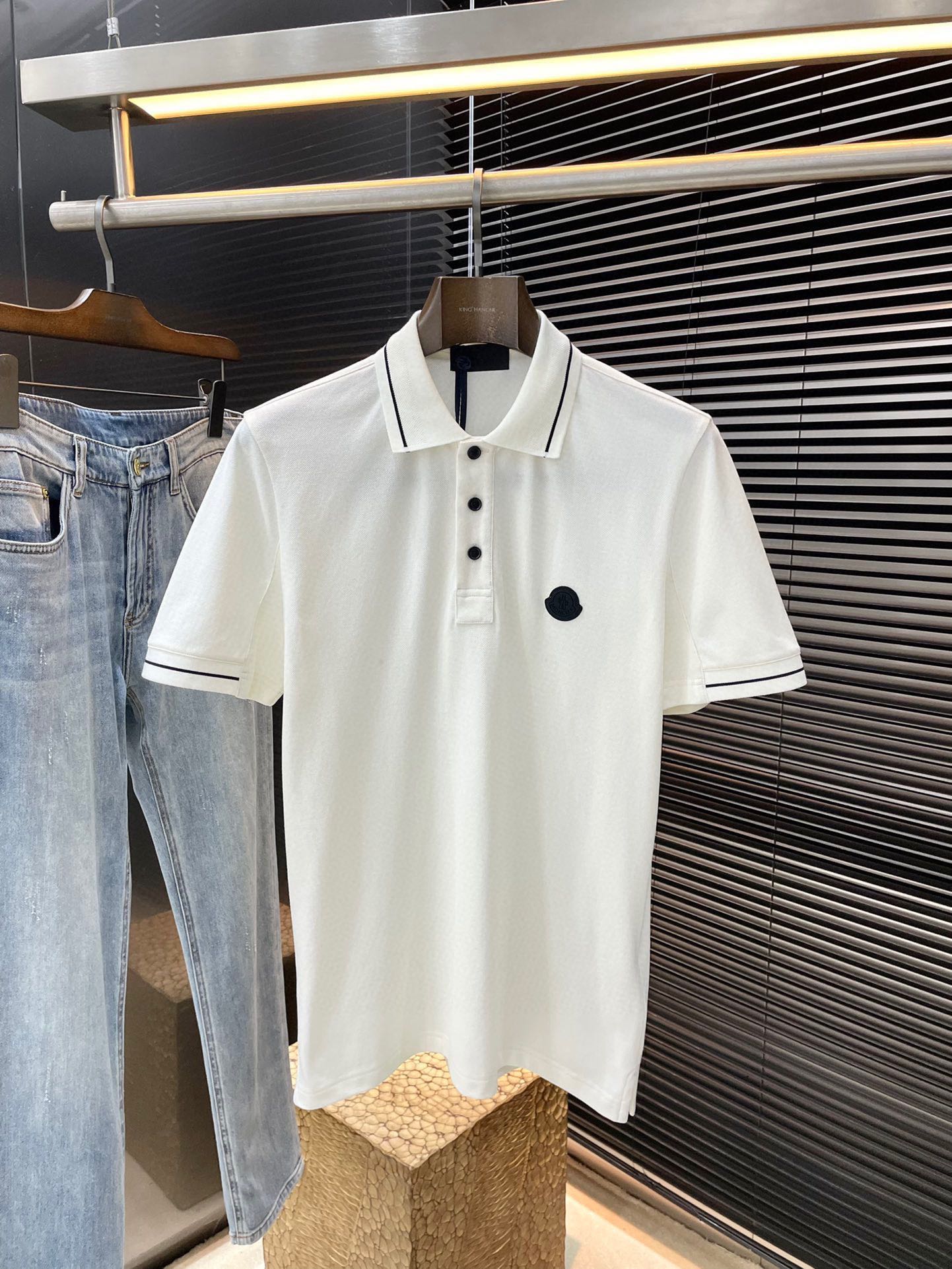 NO:459981,P Moncher- (Monkey) has the latest Polo short-sleeved style in spring and summer. This Polo shirt is made of high-end cotton beaded floor fabric, making it a timeless design item suitable for all seasons. Classic style, classic silicone logo on the chest, shell buttons are engraved with Mengjia English letters, original 1:1 development, complete three standards, business and casual, high-end wear on the outside and inside, the same style as men and women, highly recommended!  Color Black White Navy Number of Code S M L XL,,Moncler,T-shirt,alexander wang19860909P  Moncher-（蒙口）年春夏最新款Polo短袖,这款Polo衫采用高端棉质珠地面料制成,是适合各种季节的隽永设计单品.经典款式,胸前饰有经典硅胶标识,贝壳纽扣刻有蒙家英文字母,原版1:1开发,三标齐全,商务休闲,外穿内搭都高档次,男女同款,强烈推荐！颜色 黑色 白色 藏青色 码数 S M L XL,,Moncler,T-shirt,alexander wang,Men's clothing