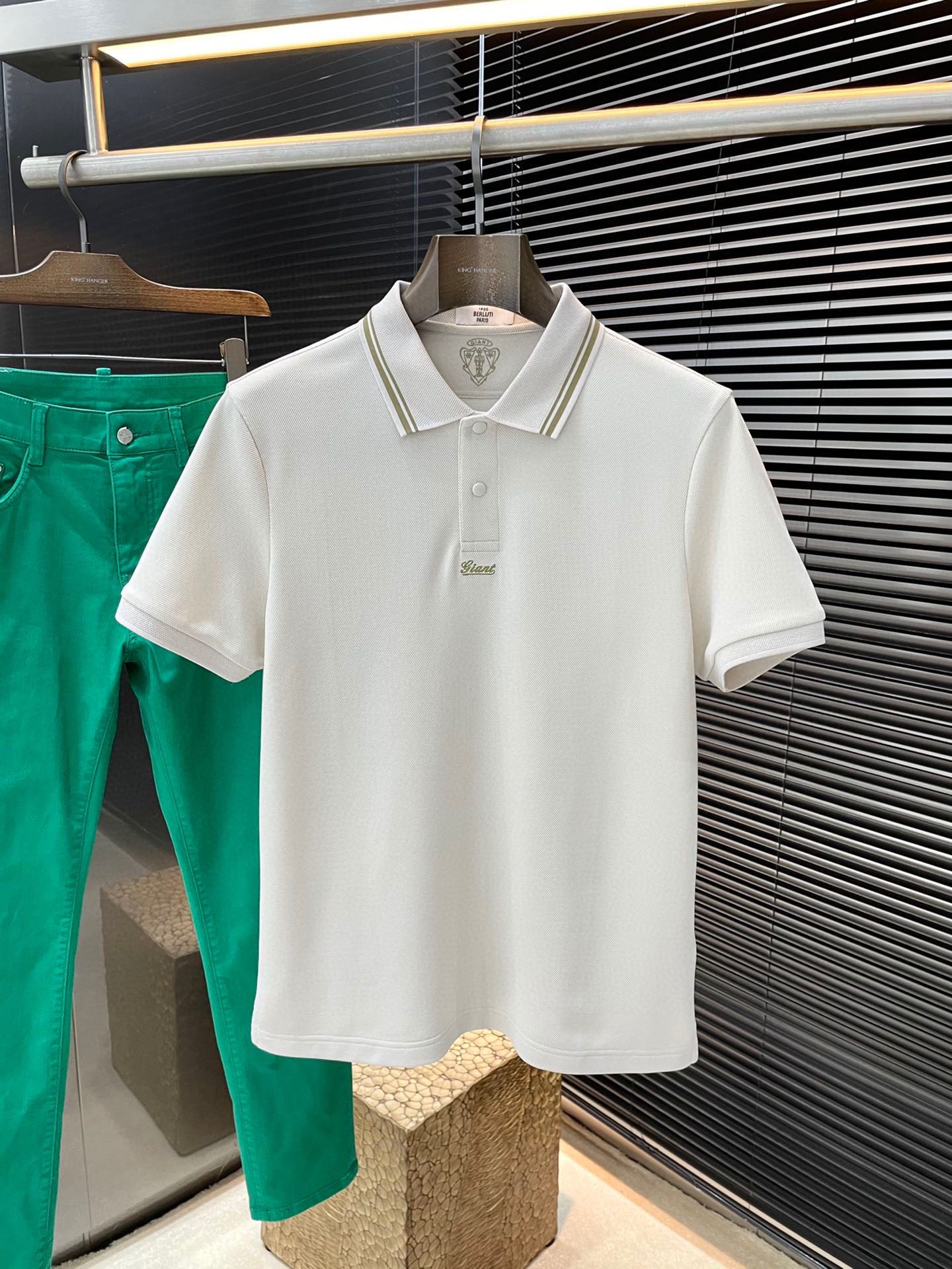 NO:460005,P BERLUTI's latest spring and summer POLO short-sleeved sleeves, using the latest mulberry silk fabric, which is resistant to washing and not easy to fade, has a soft feel and soft and comfortable composition. Classic design style, special customization, simple cutting and splicing, reflecting the extraordinary craftsmanship of workers, full of high-end and fashionable feeling!  The style is quite good and casual and versatile. Size M-3XL, T-shirt, alexander wang19860909P  BERLUTI（布鲁提）春夏最新款POLO短袖,采用最新桑蚕丝面料,耐水洗不易掉色,手感柔软、成分柔软舒适 经典设计风格 特殊定制 简单的裁剪方式拼接,体现出工人不凡的工艺,高端时尚感十足！版型相当赞休闲百搭款.尺码 M-3XL,,T-shirt,alexander wang,Men's clothing