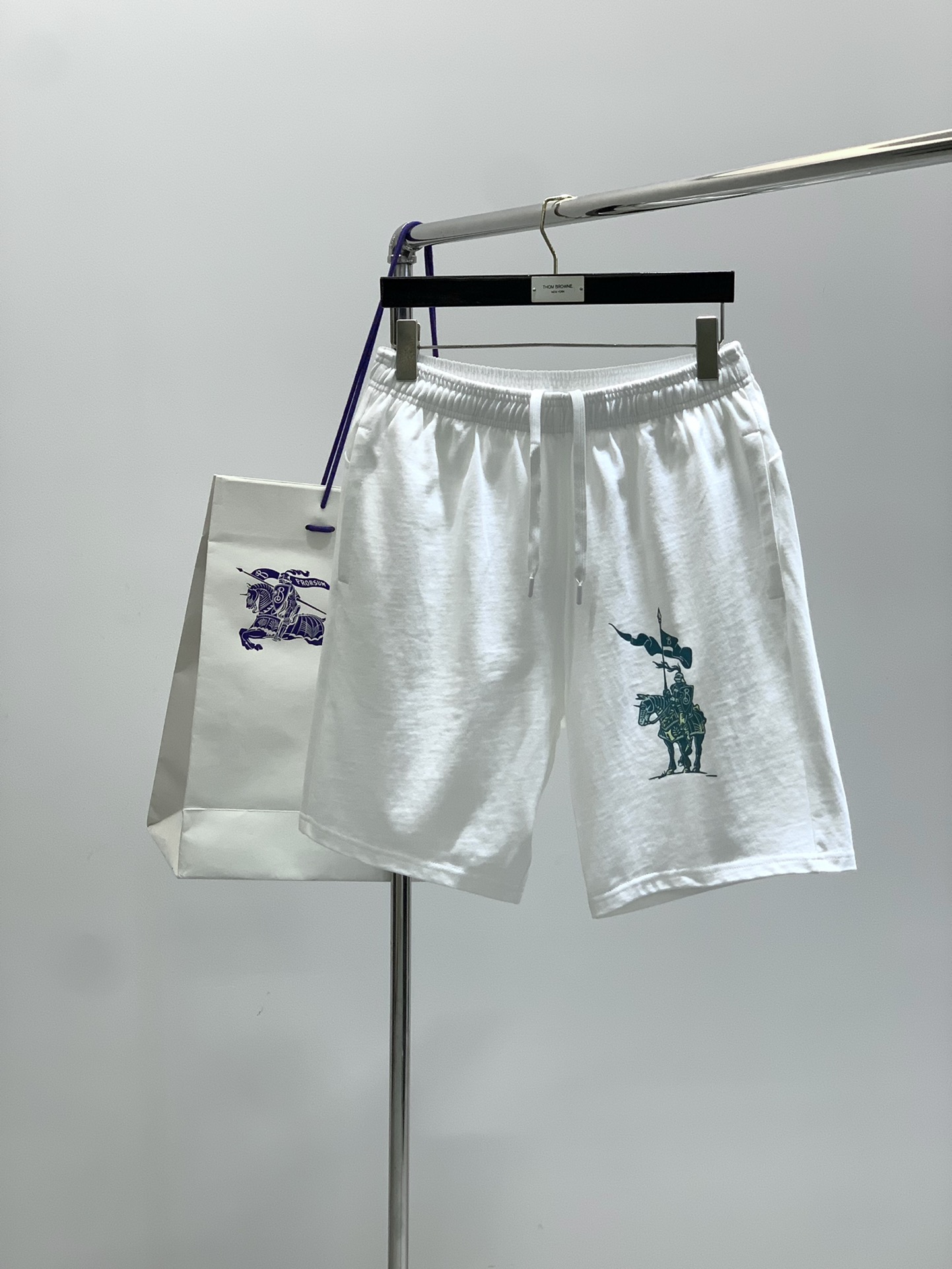 NO:460174,A set, Burberry Burberry, the latest summer products, available at the counter at the same time, original singles, fashionable and casual round neck short-sleeved T-shirt set, imported original fabric, comfortable and breathable upper body, top printing craft letter pattern decoration logo, extremely high grade, comfortable and versatile, handsome upper body, 2 colors recommendation, code number M-2Xl,,burberry,burberry, T-shirt,tees, t-shirt,alexander wang19860909一套,Burberry 巴宝莉,夏季最新品,专柜同步有售,原单狠货,时尚休闲圆领短袖T恤套装,进口原版面料,上身舒适透气,顶级印花工艺字母图案装饰logo,档次极高,舒适百搭,上身帅气十足,2色推荐,码数M-2Xl,,burberry,burberry,T-shirt,tees，t-shirt,alexander wang,Men's clothing