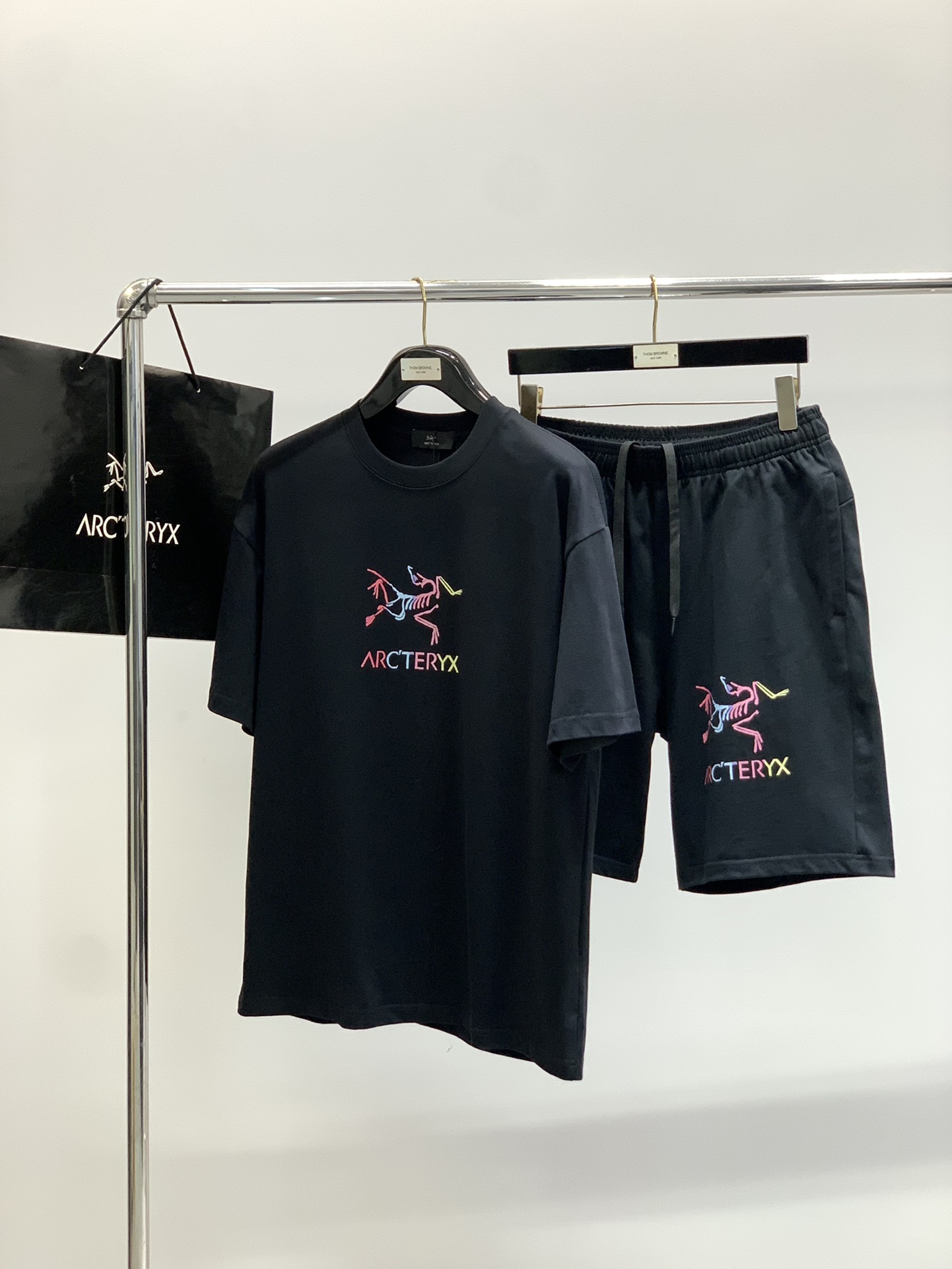 Arcteryx P950 T-Shirts: Stylish, Expensive, and Elegant Summer 2025 Collection - 图片 9