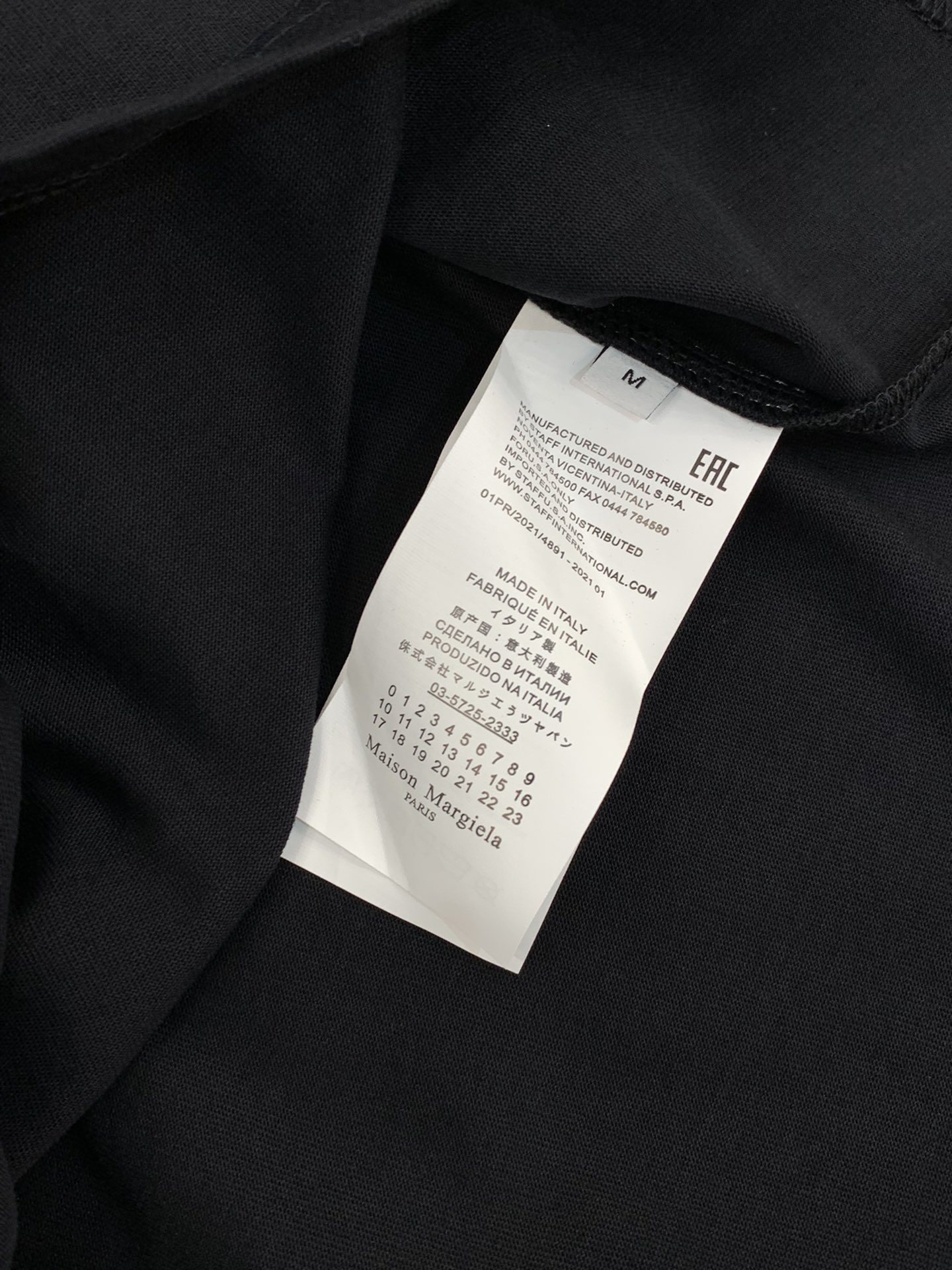 “2025 Summer Fashion: Maison Margiela Magira T-Shirt Suit with Alphalogo Print” - 图片 8