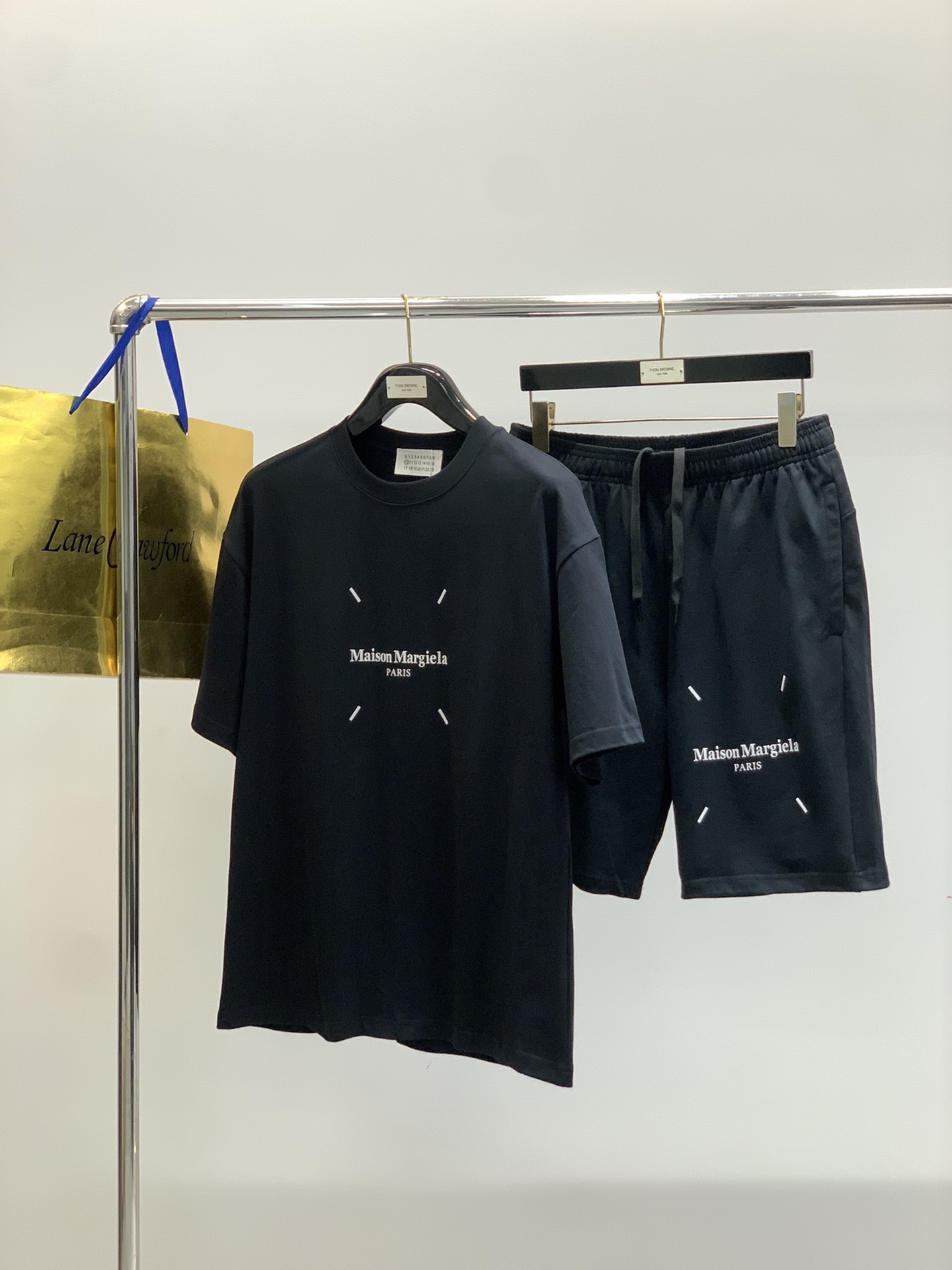 “2025 Summer Fashion: Maison Margiela Magira T-Shirt Suit with Alphalogo Print” - 图片 9