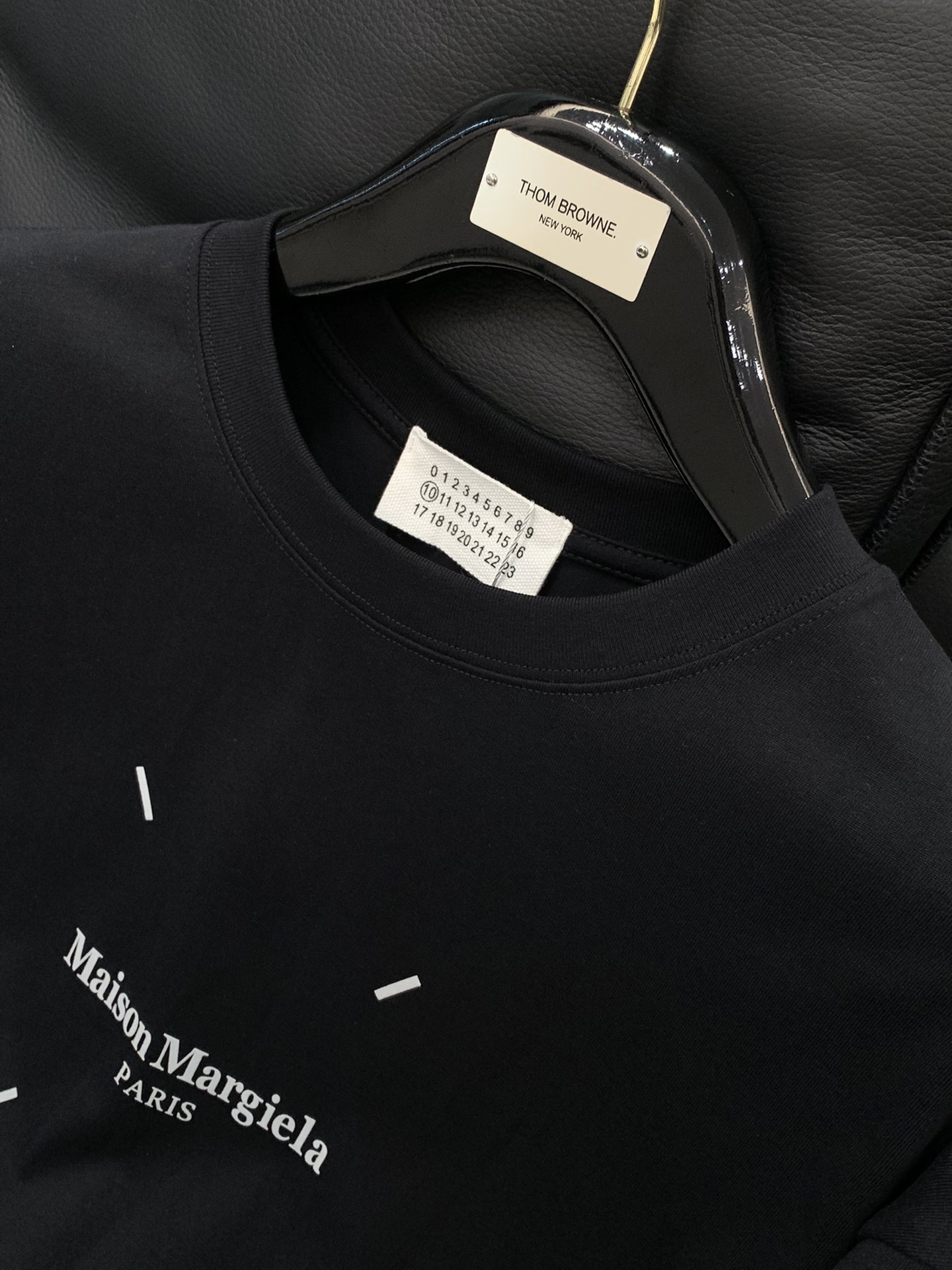 “2025 Summer Fashion: Maison Margiela Magira T-Shirt Suit with Alphalogo Print” - 图片 4