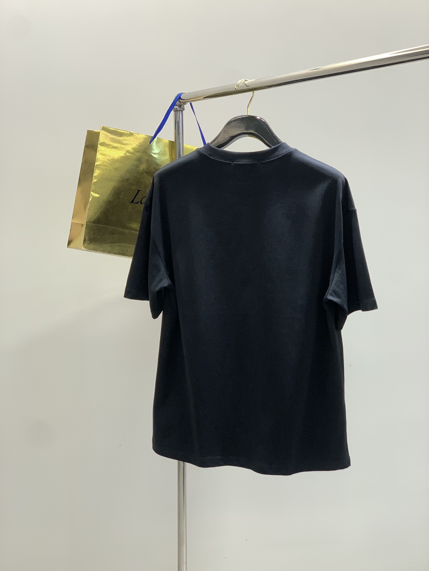 “2025 Summer Fashion: Maison Margiela Magira T-Shirt Suit with Alphalogo Print” - 图片 2