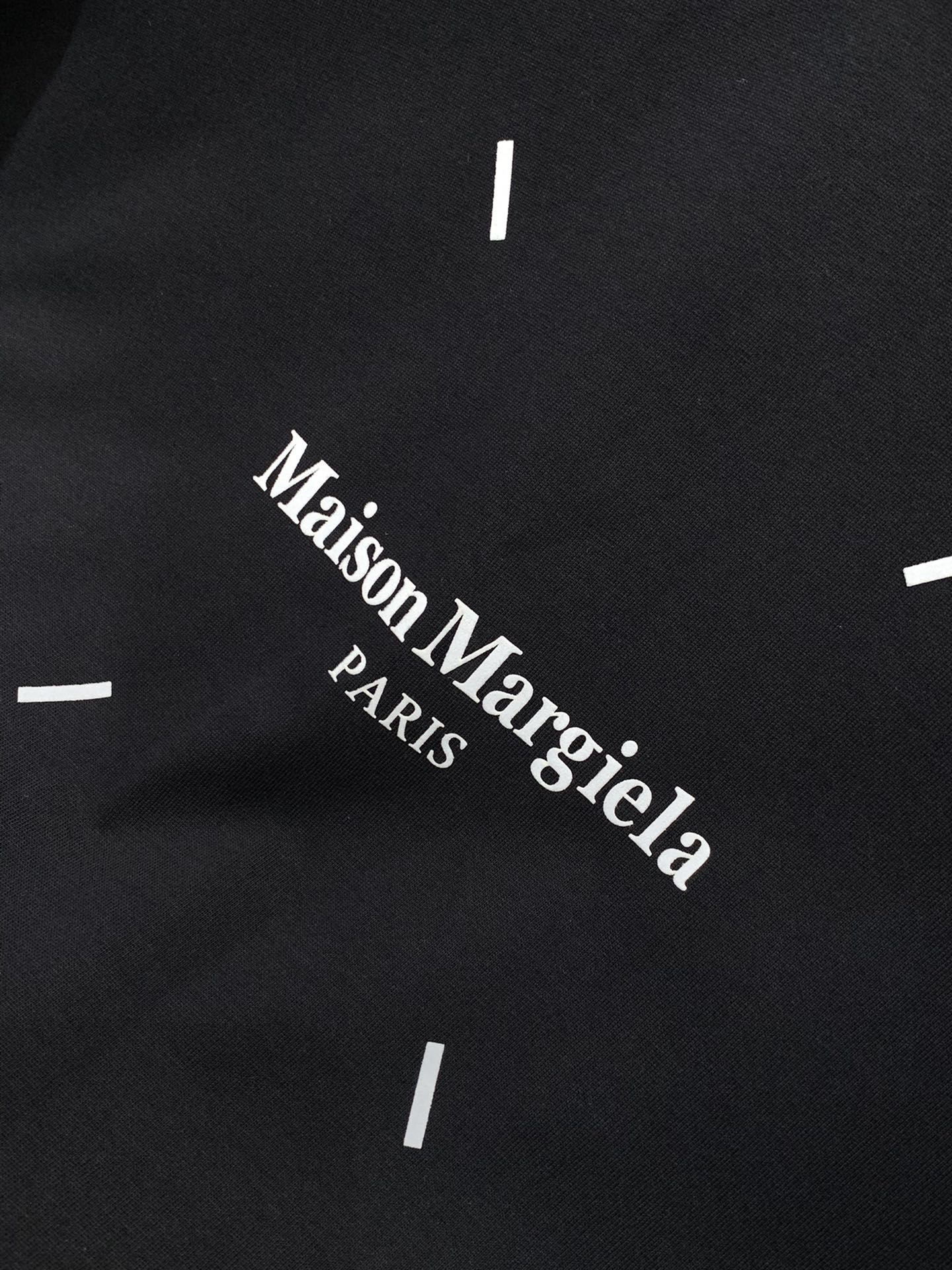 “2025 Summer Fashion: Maison Margiela Magira T-Shirt Suit with Alphalogo Print” - 图片 6