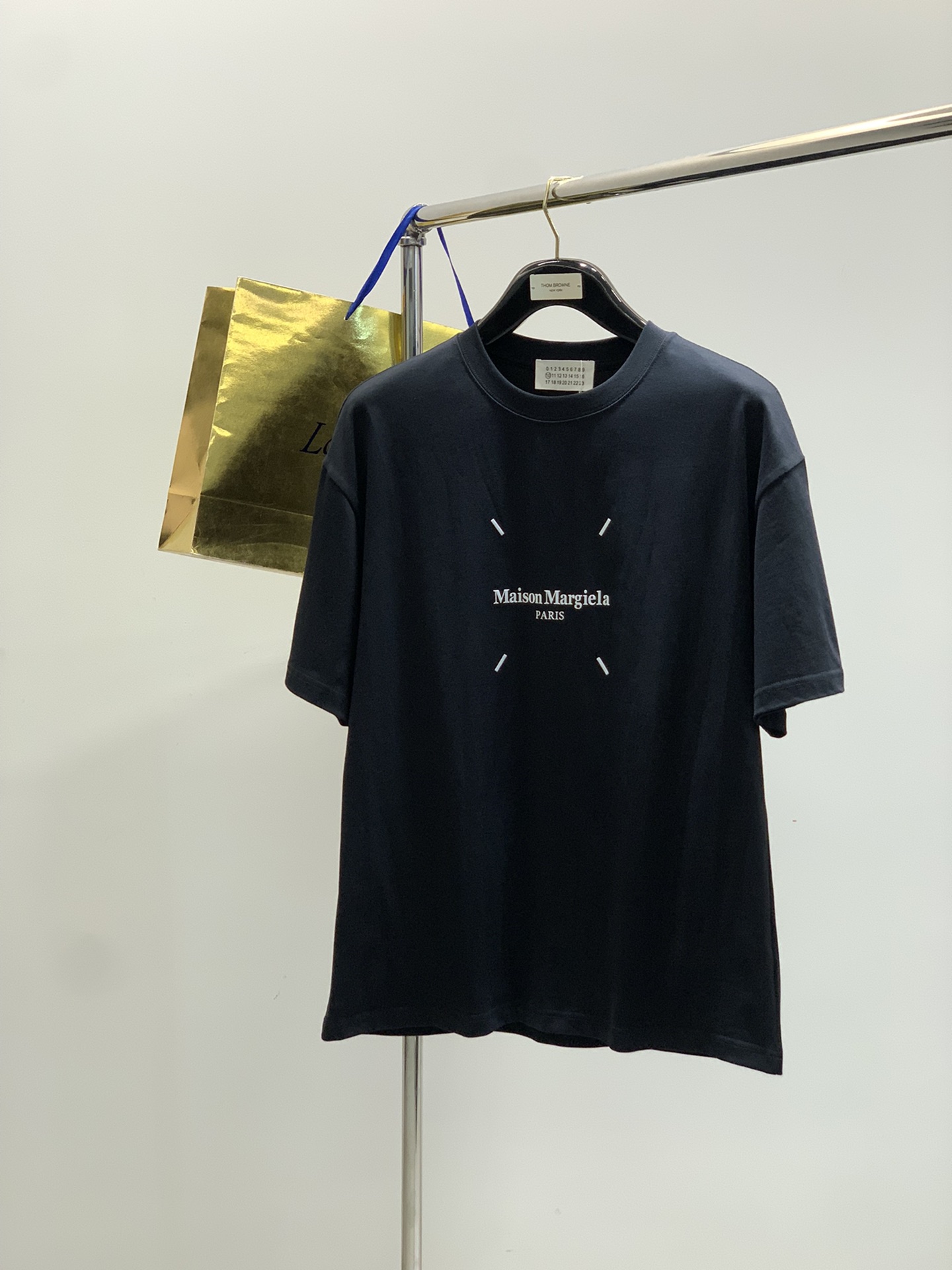 “2025 Summer Fashion: Maison Margiela Magira T-Shirt Suit with Alphalogo Print” - 图片 1