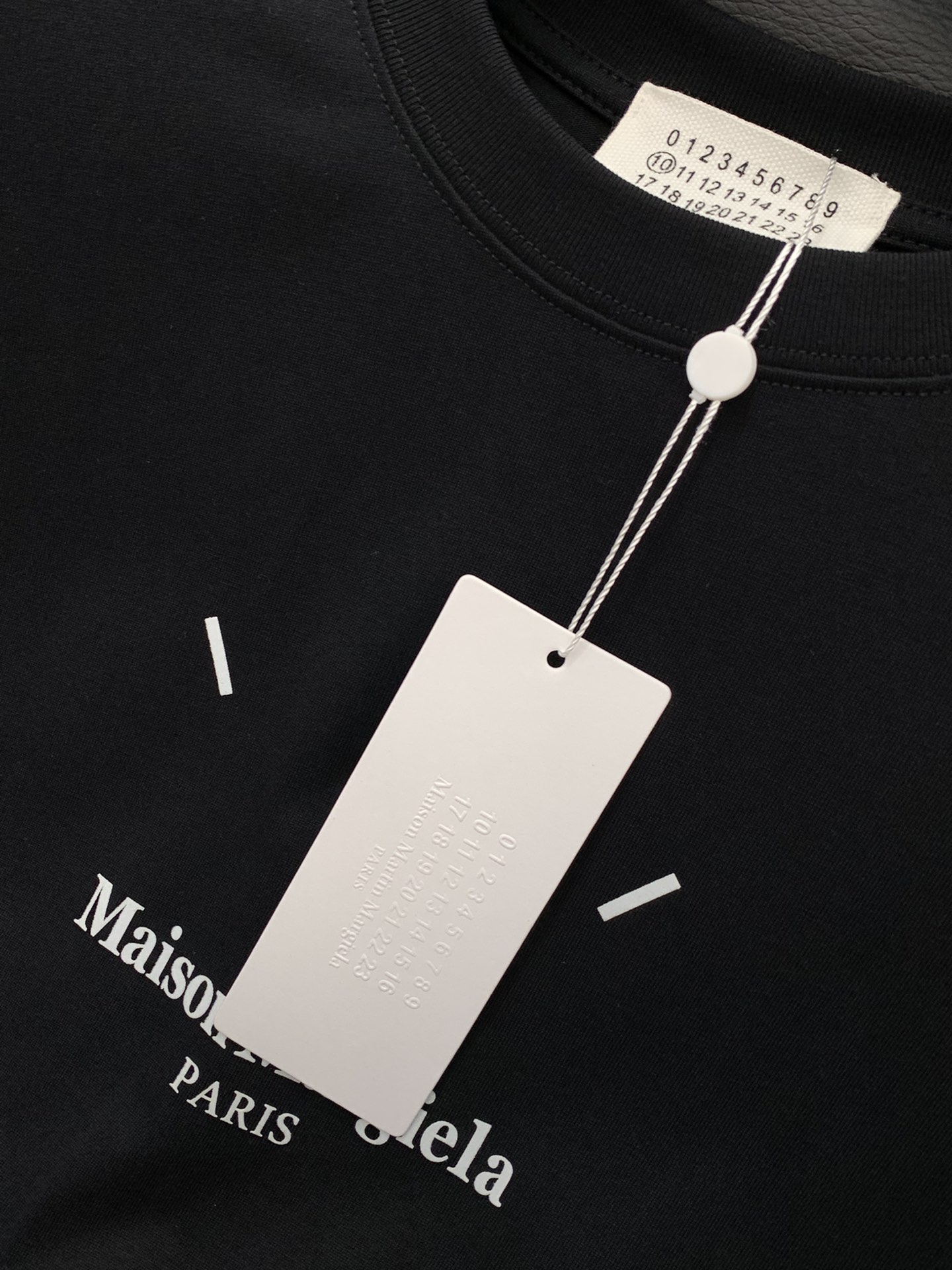 “2025 Summer Fashion: Maison Margiela Magira T-Shirt Suit with Alphalogo Print” - 图片 7