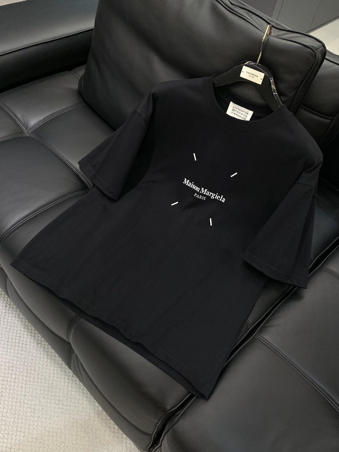 “2025 Summer Fashion: Maison Margiela Magira T-Shirt Suit with Alphalogo Print” - 图片 3