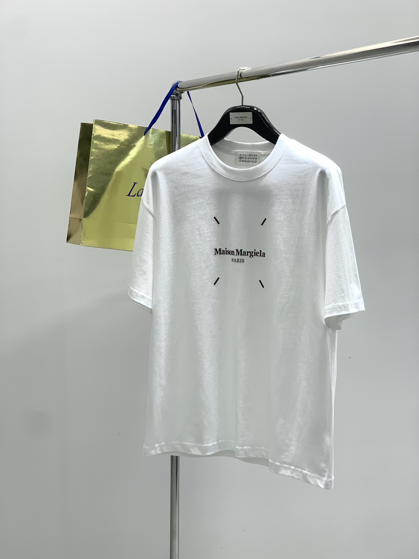 2025 Summer Fashion: Maison Margiela Magira T-Shirt Suit with Alphalogo Print - 图片 1