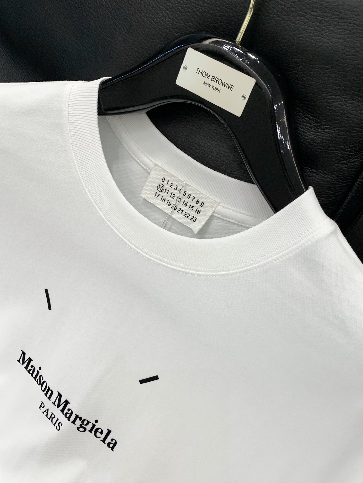 2025 Summer Fashion: Maison Margiela Magira T-Shirt Suit with Alphalogo Print - 图片 4