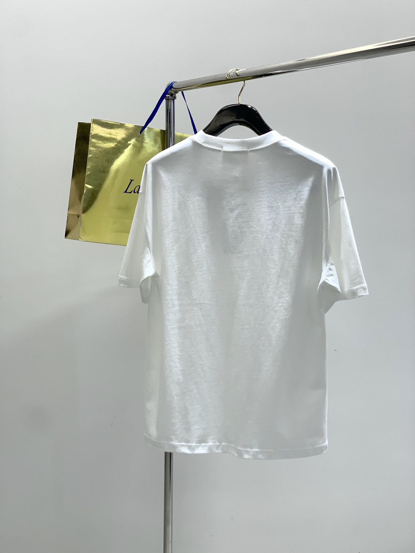 2025 Summer Fashion: Maison Margiela Magira T-Shirt Suit with Alphalogo Print - 图片 2
