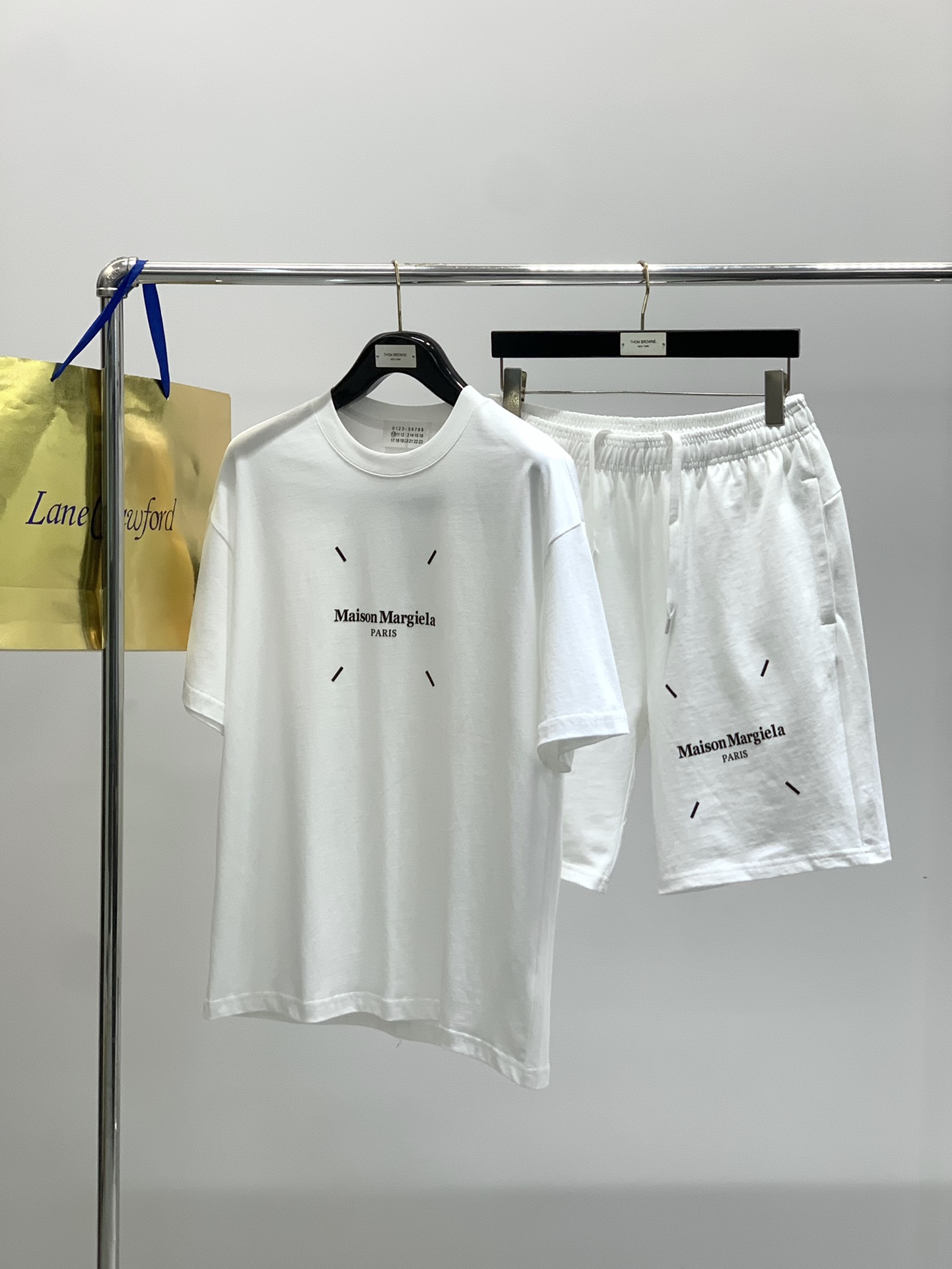 2025 Summer Fashion: Maison Margiela Magira T-Shirt Suit with Alphalogo Print - 图片 9