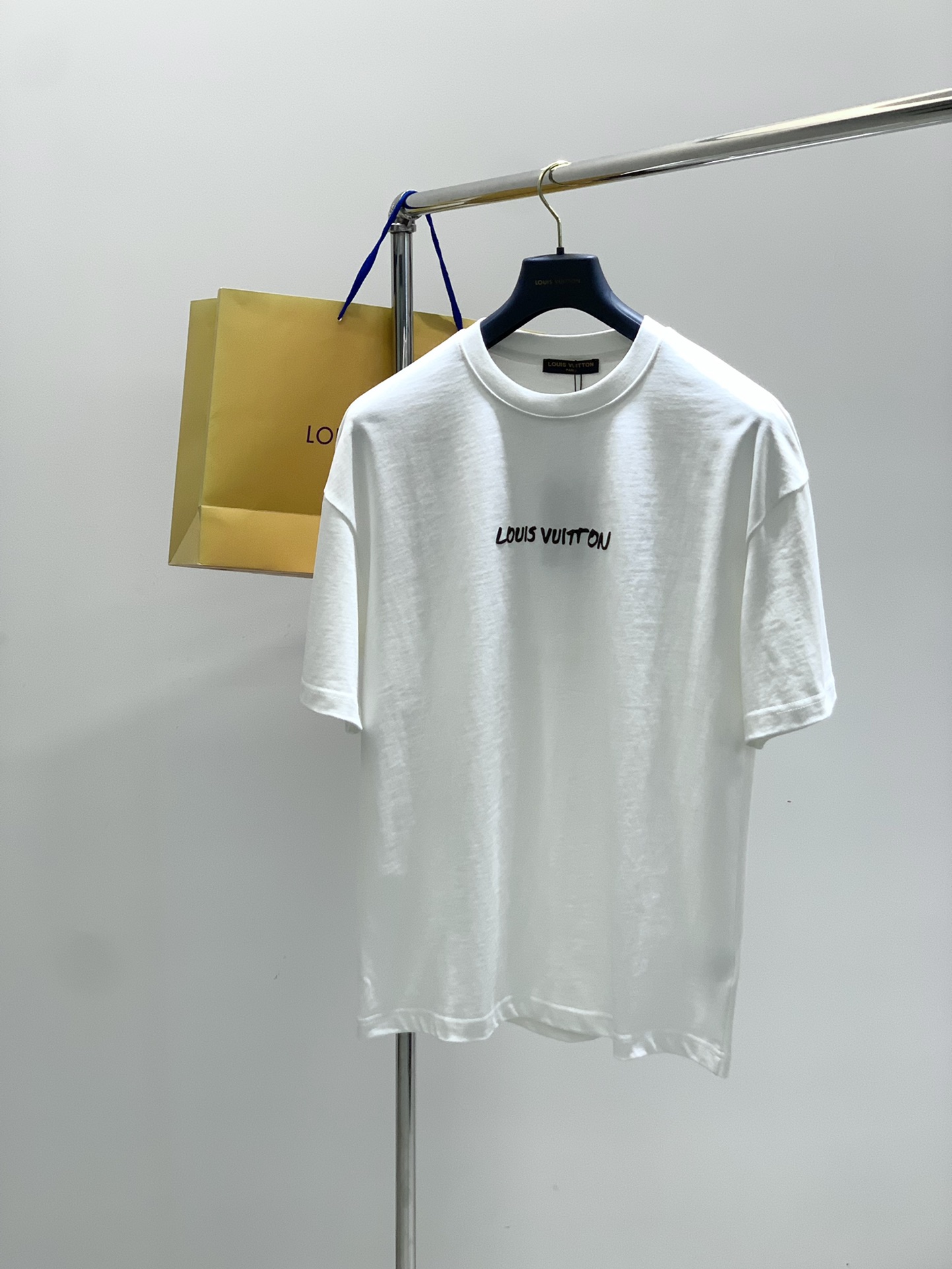 NO:460182,,LouisVuitton, the latest summer model, available at the counter at the same time, original singles, fashionable and casual round neck short-sleeved T-shirt, very distinctive on the upper body!  Eye-catching and highlighted, imported original fabric, top-level printing craft letter pattern decorative logo, simple but not lacking in fashion, classic and atmospheric, comfortable and breathable, handsome and stylish on the upper body, 2 colors recommended, code number M-2XL,, louis vuitton, louis vuitton, T-shirt,tees, t-shirt,alexander wang19860909,LouisVuitton 路易威登,夏季最新款,专柜同步有售,原单狠货,时尚休闲圆领短袖T恤,上身很有特点！吸睛而有亮点,进口原版面料,顶级印花工艺字母图案装饰Logo,简单而不失时尚,经典大气,舒适透气,上身帅气有型,2色推荐,码数M-2XL,,louis vuitton,louis vuitton,T-shirt,tees，t-shirt,alexander wang,Men's clothing