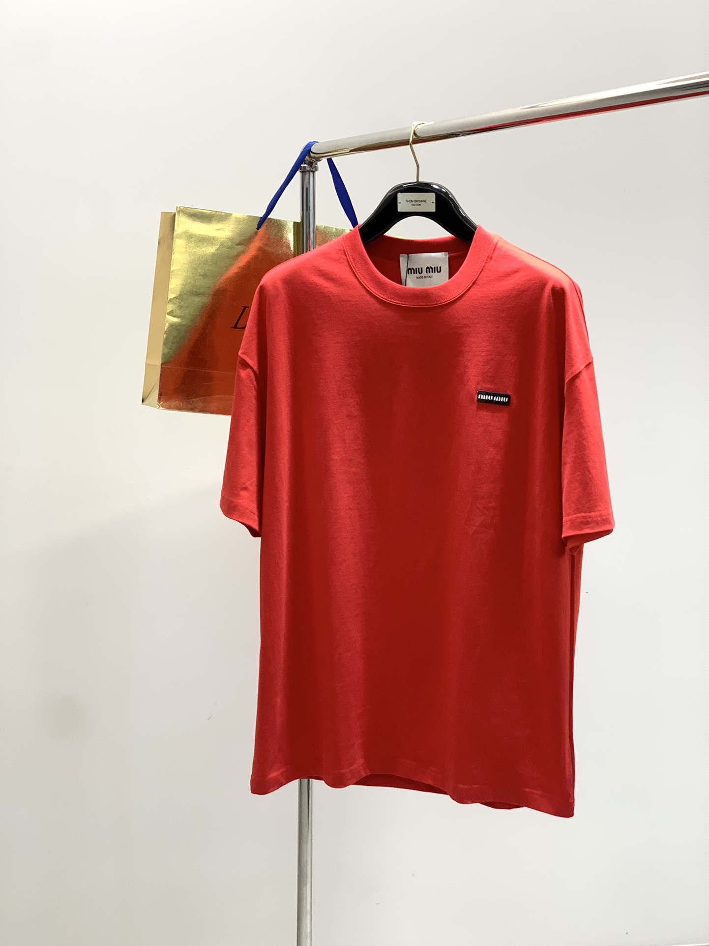 NO:460233,,miu miu Miu Summer latest product, special counters are available at the same time, original singles, fashionable and casual round neck short-sleeved T-shirt, imported original fabric, comfortable and breathable upper body, top-grade printing craft letter pattern decoration logo, extremely high grade, comfortable and versatile, top-body handsome, 2 colors recommended, code number M-2XL,,miu, T-shirt,tees, t-shirt,alexander wang19860909,miu miu 夏季最新品,专柜同步有售,原单狠货,时尚休闲圆领短袖T恤,进口原版面料,上身舒适透气,顶级印花工艺字母图案装饰logo,档次极高,舒适百搭,上身帅气十足,2色推荐,码数M-2XL,,miumiu,T-shirt,tees，t-shirt,alexander wang,Men's clothing