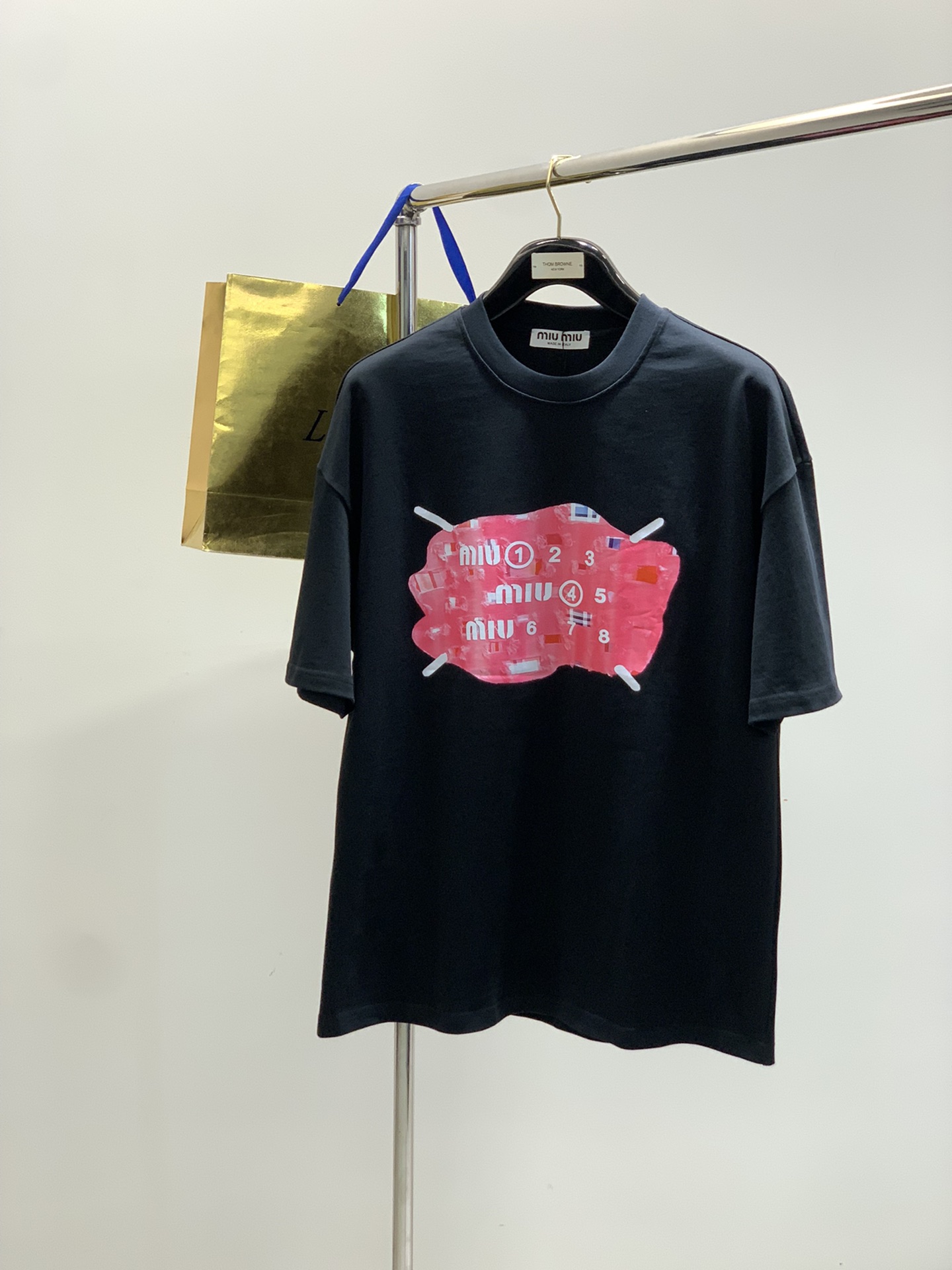 NO:460253,,miu miu miu 2025 summer latest product, special counters are available at the same time, original singles, fashionable and casual round neck short-sleeved T-shirt, imported original fabric, comfortable and breathable upper body, top-grade printing craft letter pattern decoration logo, extremely high grade, comfortable and versatile, top-body handsome, 2 colors recommended, code number M-2XL,,miu, T-shirt,tees, t-shirt,alexander wang19860909,miu miu 2025夏季最新品,专柜同步有售,原单狠货,时尚休闲圆领短袖T恤,进口原版面料,上身舒适透气,顶级印花工艺字母图案装饰logo,档次极高,舒适百搭,上身帅气十足,2色推荐,码数M-2XL,,miumiu,T-shirt,tees，t-shirt,alexander wang,Men's clothing