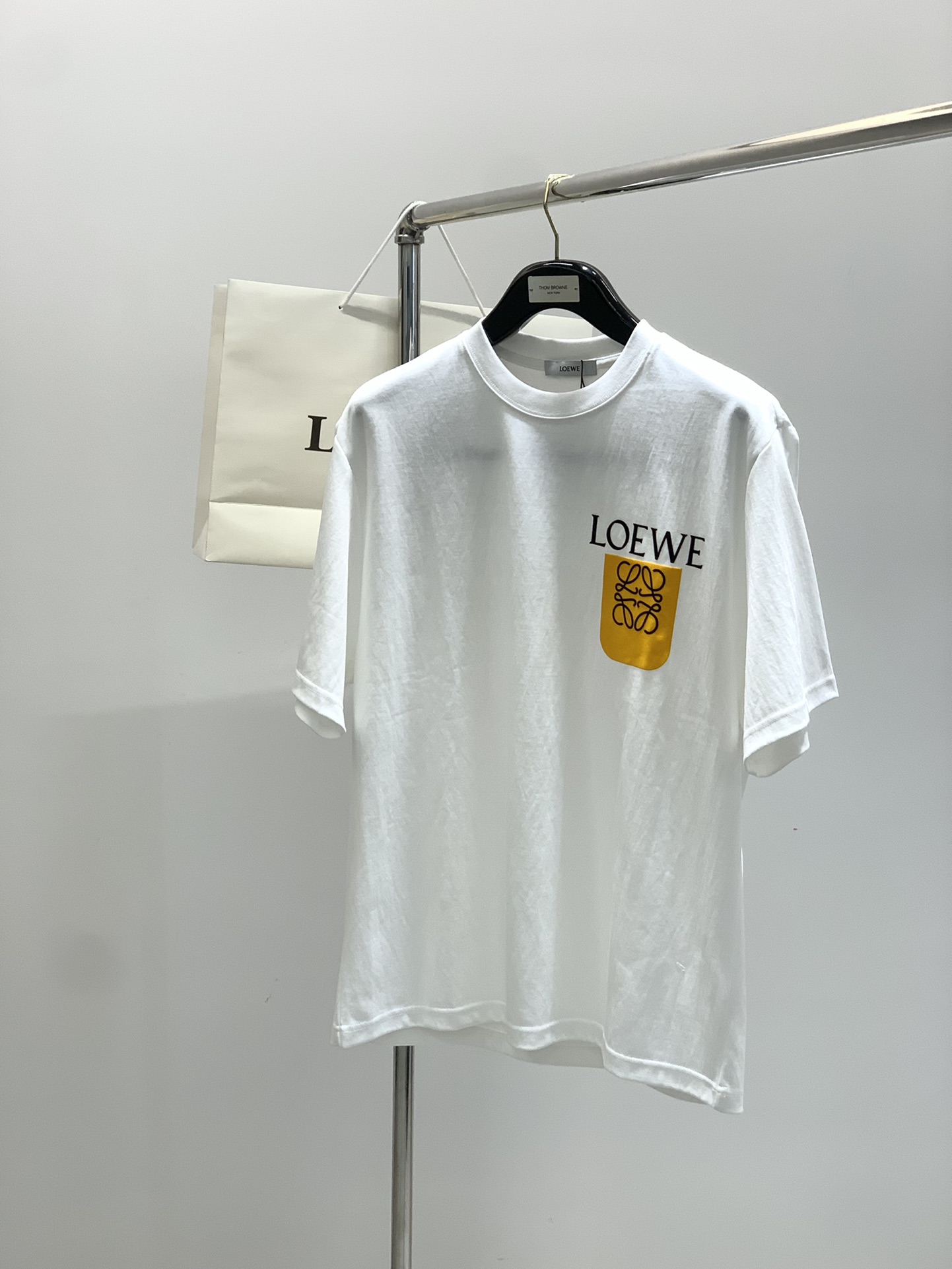 NO:460258,,Loewe, the latest model for summer 2025, available at the counter at the same time, original single product, fashionable and casual round neck short-sleeved T-shirt, very distinctive on the upper body!  Eye-catching and highlighted, imported original fabric, top-level printing craft letter pattern decorative logo, simple but not lacking in fashion, classic and atmospheric, comfortable and breathable, handsome and stylish on the upper body, 2 colors recommended, code number S-2XL,,loewe,loewe,T-shirt,tees,t-shirt,alexander wang19860909,Loewe 罗意威,2025夏季最新款,专柜同步有售,原单狠货,时尚休闲圆领短袖T恤,上身很有特点！吸睛而有亮点,进口原版面料,顶级印花工艺字母图案装饰Logo,简单而不失时尚,经典大气,舒适透气,上身帅气有型,2色推荐,码数S-2XL,,loewe,loewe,T-shirt,tees，t-shirt,alexander wang,Men's clothing