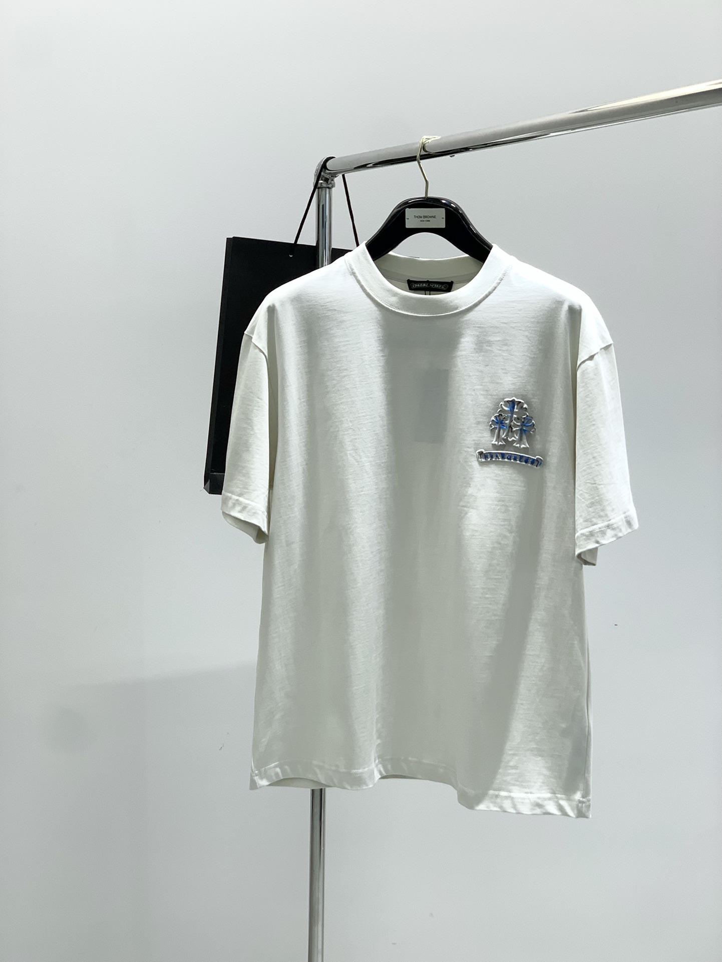 NO:460244,,Chrome Hearts, 2025 summer new product, special counters are available at the same time, original singles, fashionable and casual round neck short-sleeved T-shirt, using imported original fabric, top-grade printed craft letter pattern logo, unique design, counter selling appearance, fashionable and handsome upper body, 2 colors recommendation, code number M-3XL, chrome hearts, chrome hearts, T-shirt, tees, t-shirt, alexander wang19860909,Chrome Hearts 克罗心,2025夏季新品,专柜同步有售,原单狠货,时尚休闲圆领短袖T恤,采用进口原版面料,顶级印花工艺字母图案logo,独特设计,专柜卖相,上身时尚帅气,2色推荐,码数M-3XL,,chrome hearts,chrome hearts,T-shirt,tees，t-shirt,alexander wang,Men's clothing