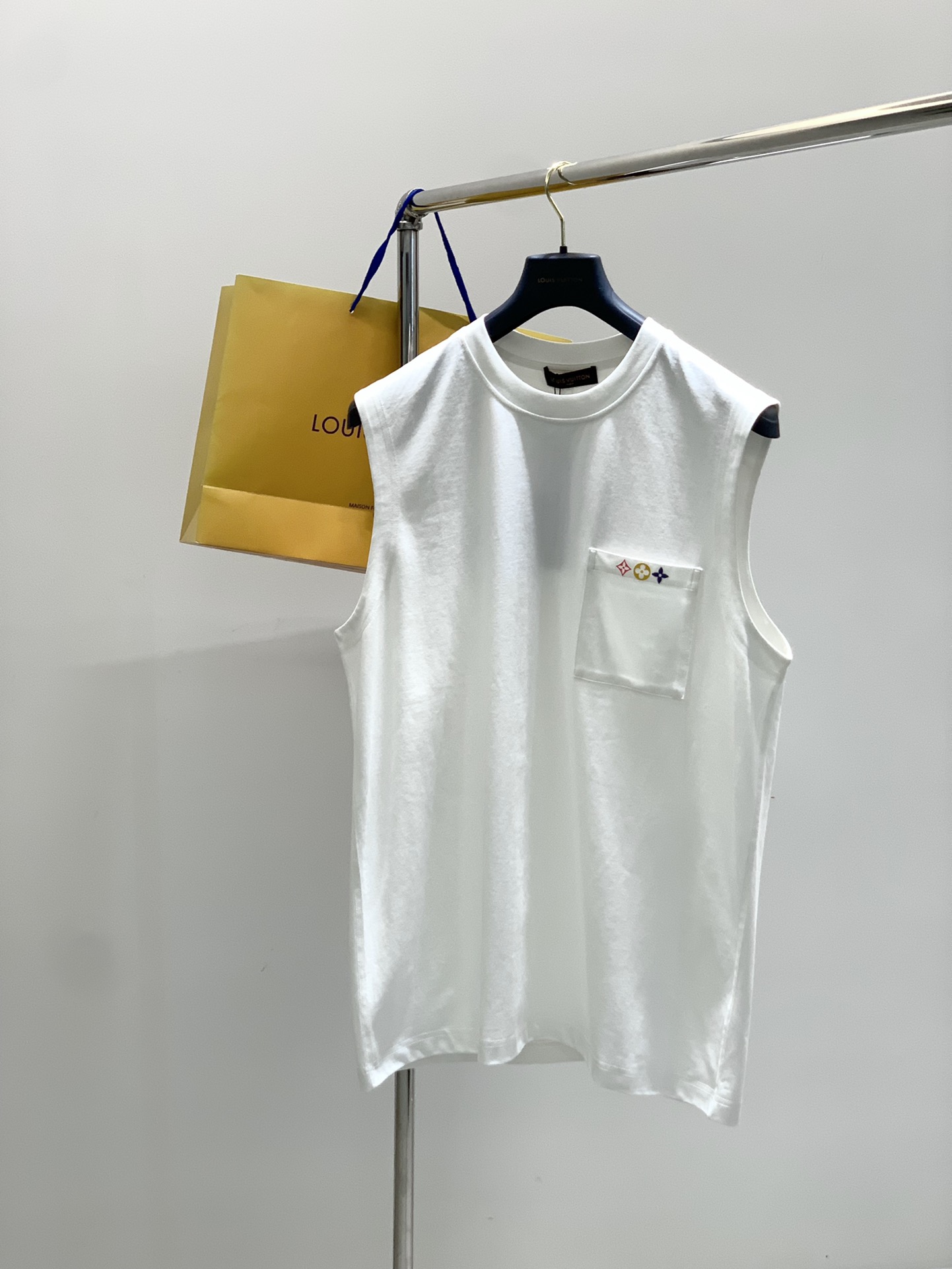 NO:460212,,LouisVuitton, the latest summer model, available at the counter at the same time, original singles, fashionable and casual round neck sleeveless top, very distinctive on the upper body!  Eye-catching and highlighted, imported original fabric, top-level printing craft letter pattern decorative logo, simple but not lacking in fashion, classic and atmospheric, comfortable and breathable, handsome and stylish on the upper body, 2 colors recommended, code number M-3XL,, louis vuitton, louis vuitton, alexander wang19860909,LouisVuitton 路易威登,夏季最新款,专柜同步有售,原单狠货,时尚休闲圆领无袖上衣,上身很有特点！吸睛而有亮点,进口原版面料,顶级印花工艺字母图案装饰Logo,简单而不失时尚,经典大气,舒适透气,上身帅气有型,2色推荐,码数M-3XL,,louis vuitton,louis vuitton,alexander wang,Men's clothing