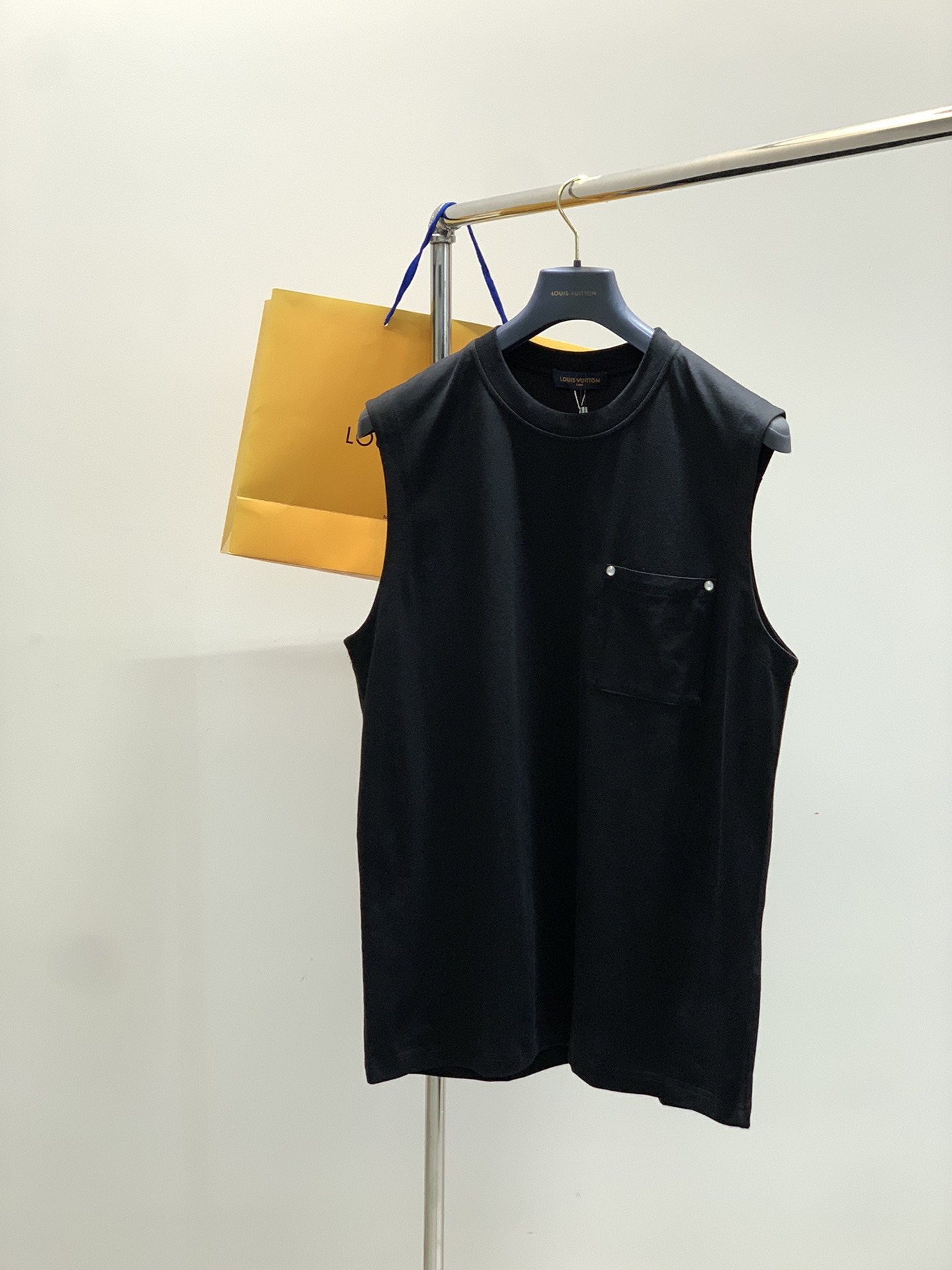 NO:460263,,LouisVuitton, the latest model for summer 2025, available at the counter at the same time, original singles, fashionable and casual round neck sleeveless top, very distinctive on the upper body!  Eye-catching and highlighted, imported original fabric, top-level printing craft letter pattern decorative logo, simple but not lacking in fashion, classic and atmospheric, comfortable and breathable, handsome and stylish on the upper body, 2 colors recommended, code number M-3XL,, louis vuitton, louis vuitton, alexander wang19860909,LouisVuitton 路易威登,2025夏季最新款,专柜同步有售,原单狠货,时尚休闲圆领无袖上衣,上身很有特点！吸睛而有亮点,进口原版面料,顶级印花工艺字母图案装饰Logo,简单而不失时尚,经典大气,舒适透气,上身帅气有型,2色推荐,码数M-3XL,,louis vuitton,louis vuitton,alexander wang,Men's clothing