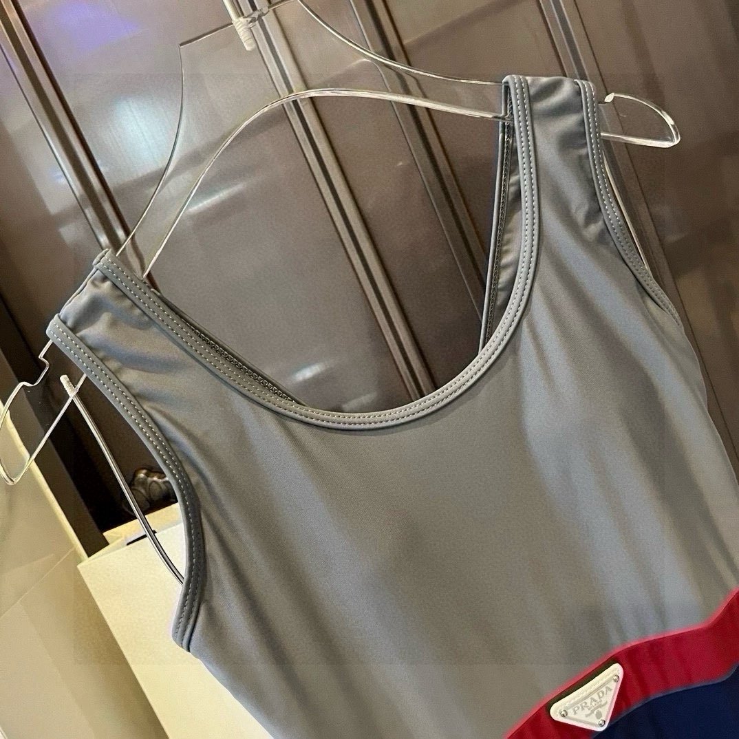  🆕
PRADA普拉达新款连体泳衣  😍🥰适合多种场景的游泳衣🏊‍♀️海边 游泳池 温泉 水上乐园 漂流
