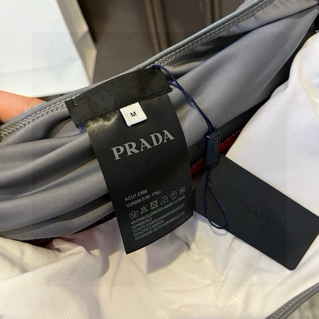  🆕
PRADA普拉达新款连体泳衣  😍🥰适合多种场景的游泳衣🏊‍♀️海边 游泳池 温泉 水上乐园 漂流